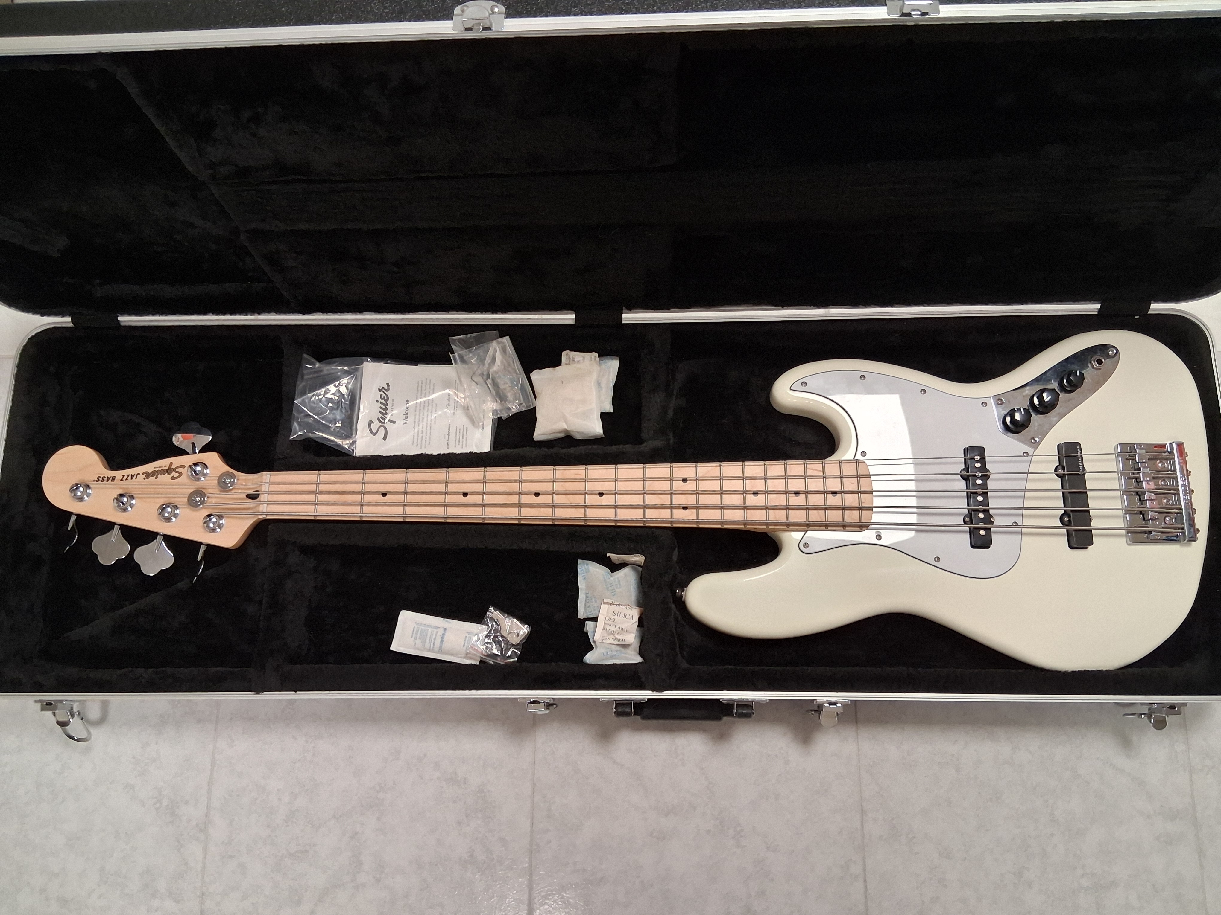 vend SQUIER jazz basse affinity 5 cordes