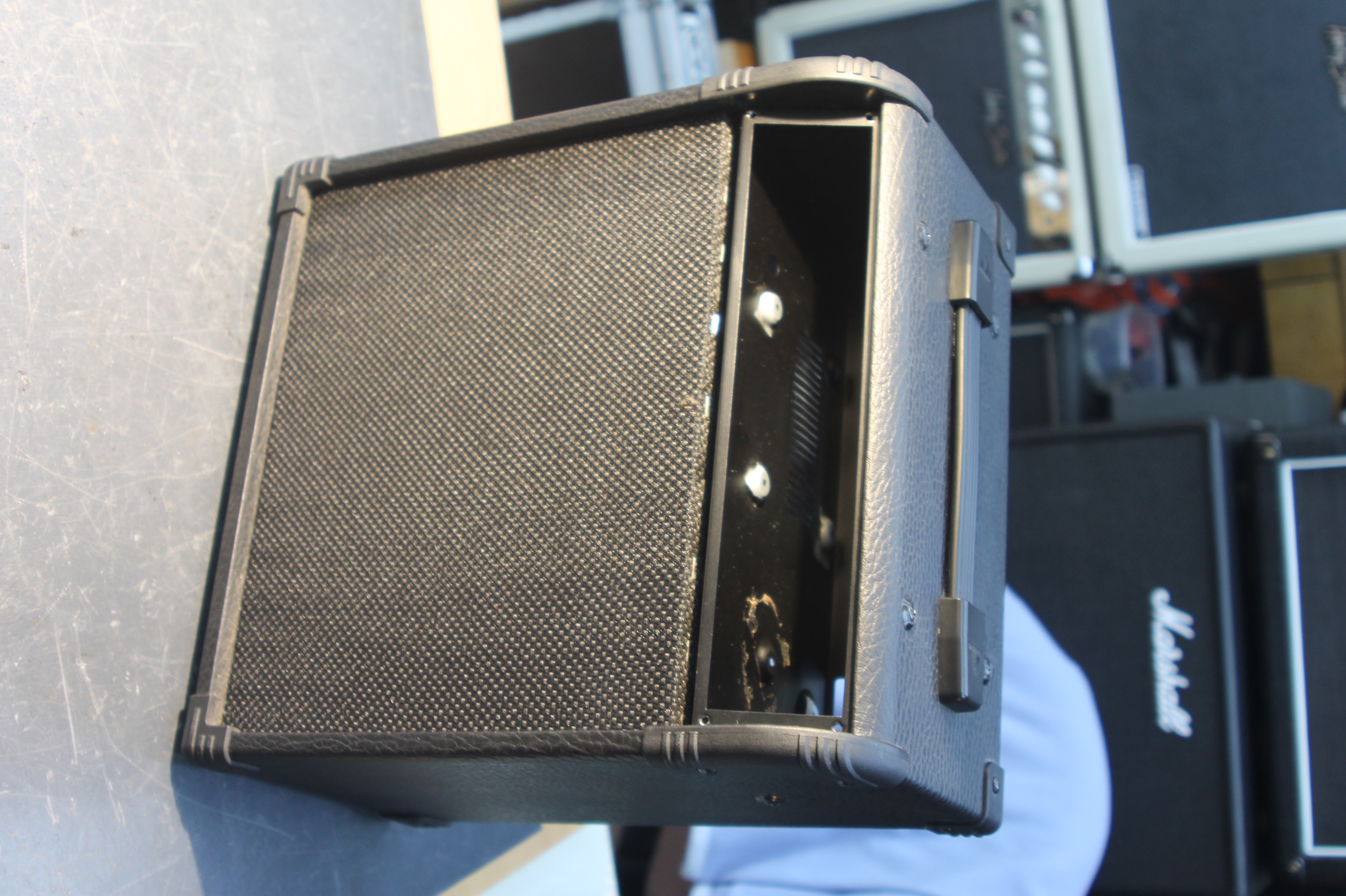 Cab Behringer avec HP 10 pouces