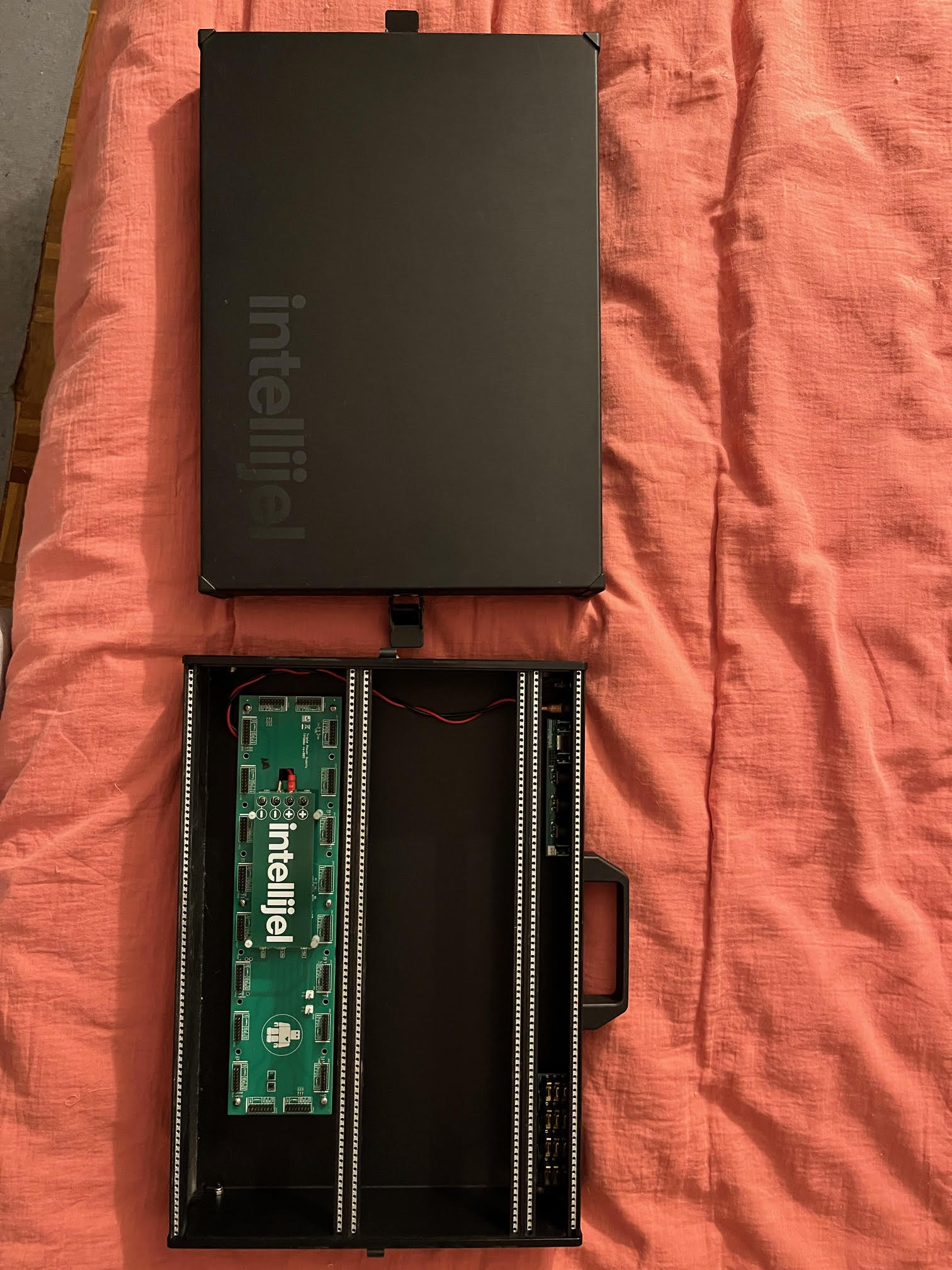 Vends Case Intellijel 84hp Gen-1 Mk2 Black