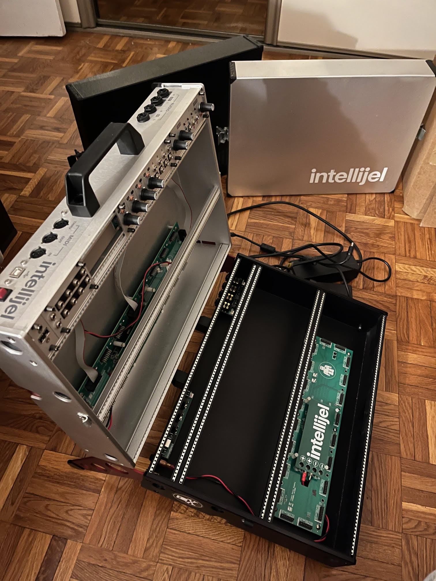 Vends pack 2 cases Intellijel 84hp Black / Silver + plein de bonus