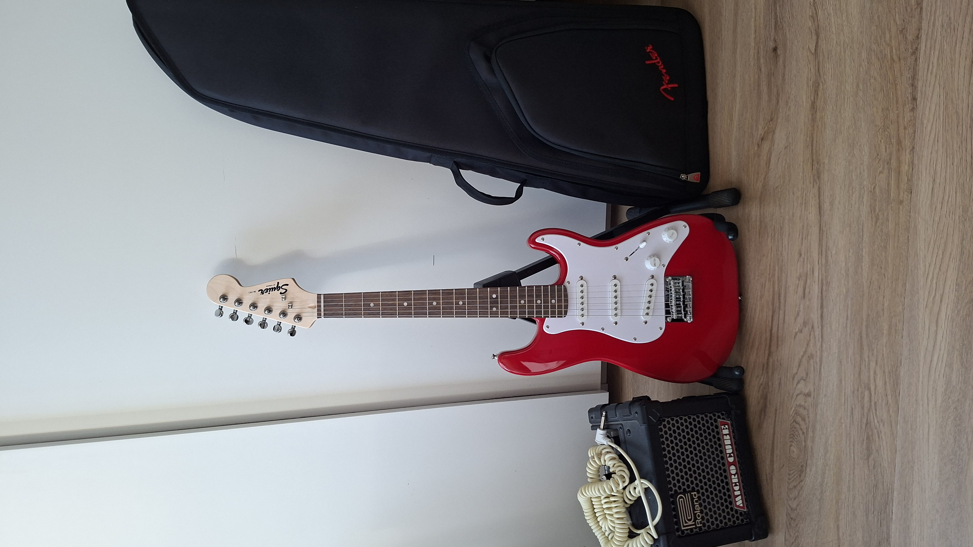 Pack squier mini dakota red V2 + Roland cube micro