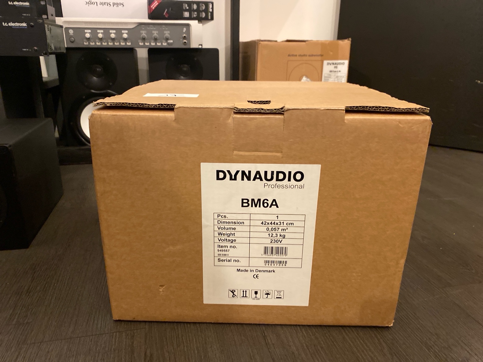 Enceinte de monitoring active Dynaudio BM6A en très bon état, livrée dans son carton d’origine avec mousses de protection.