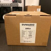 Enceinte de monitoring active Dynaudio BM6A en très bon état, livrée dans son carton d’origine avec mousses de protection.