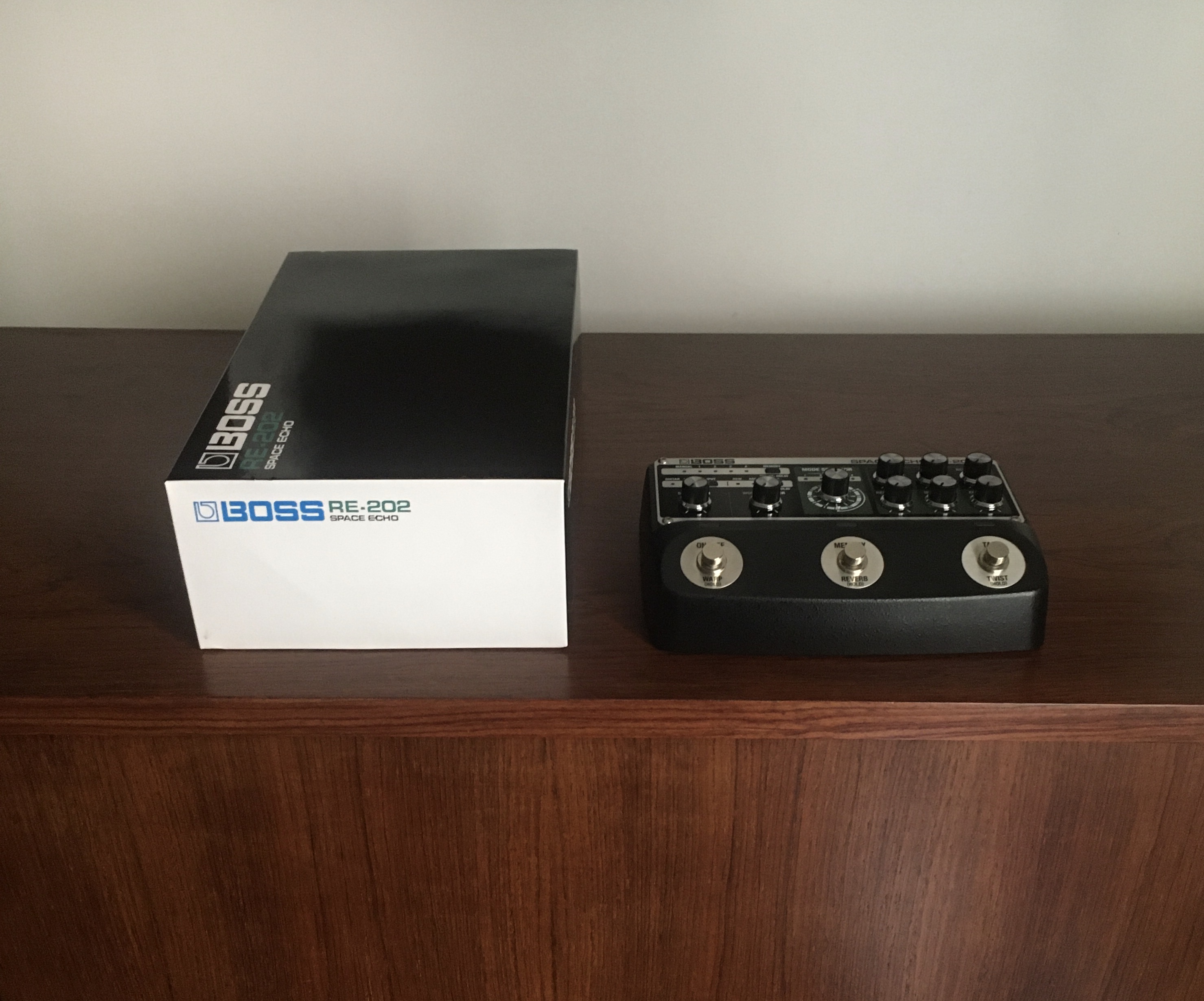 BOSS ROLAND RE-202 SPACE ECHO - PEDALE DE REVERBERATION STEREO - COMME NEUF