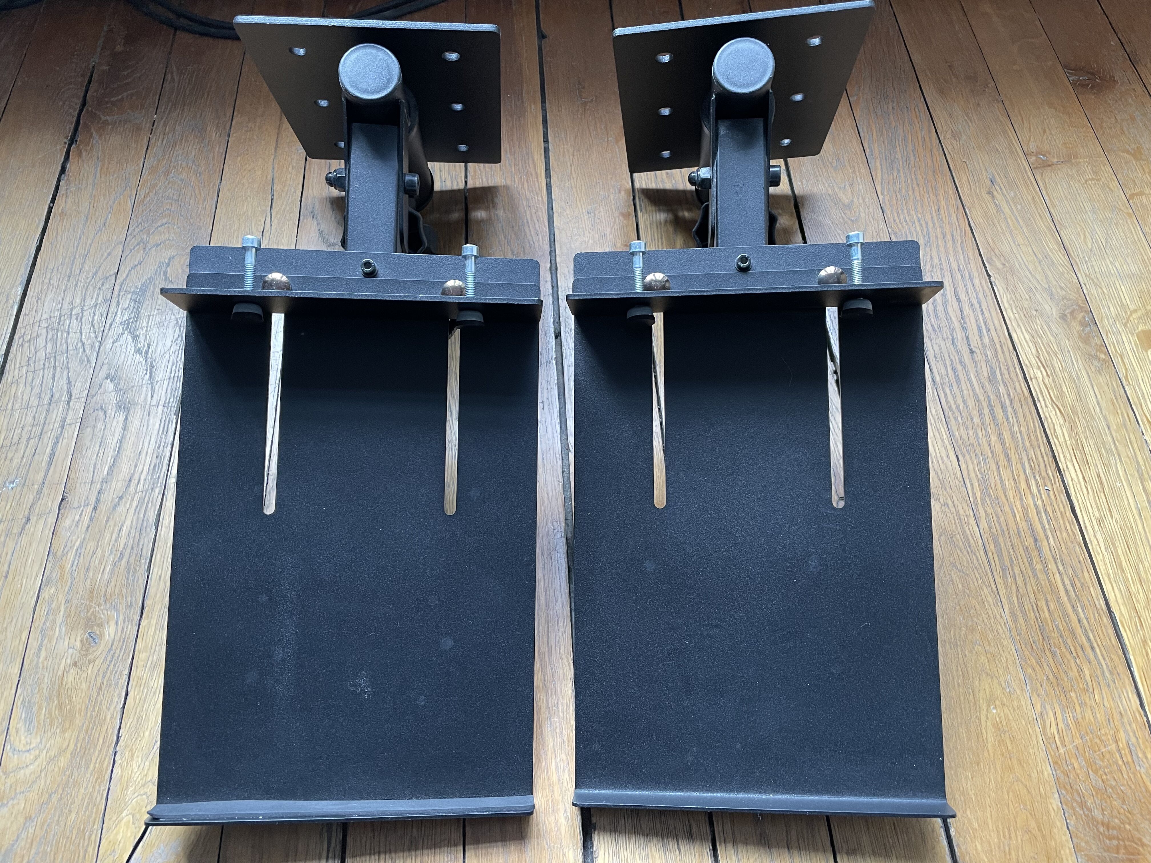 Vends 2 supports muraux pour enceintes - Millenium Multi Monitormount MM1