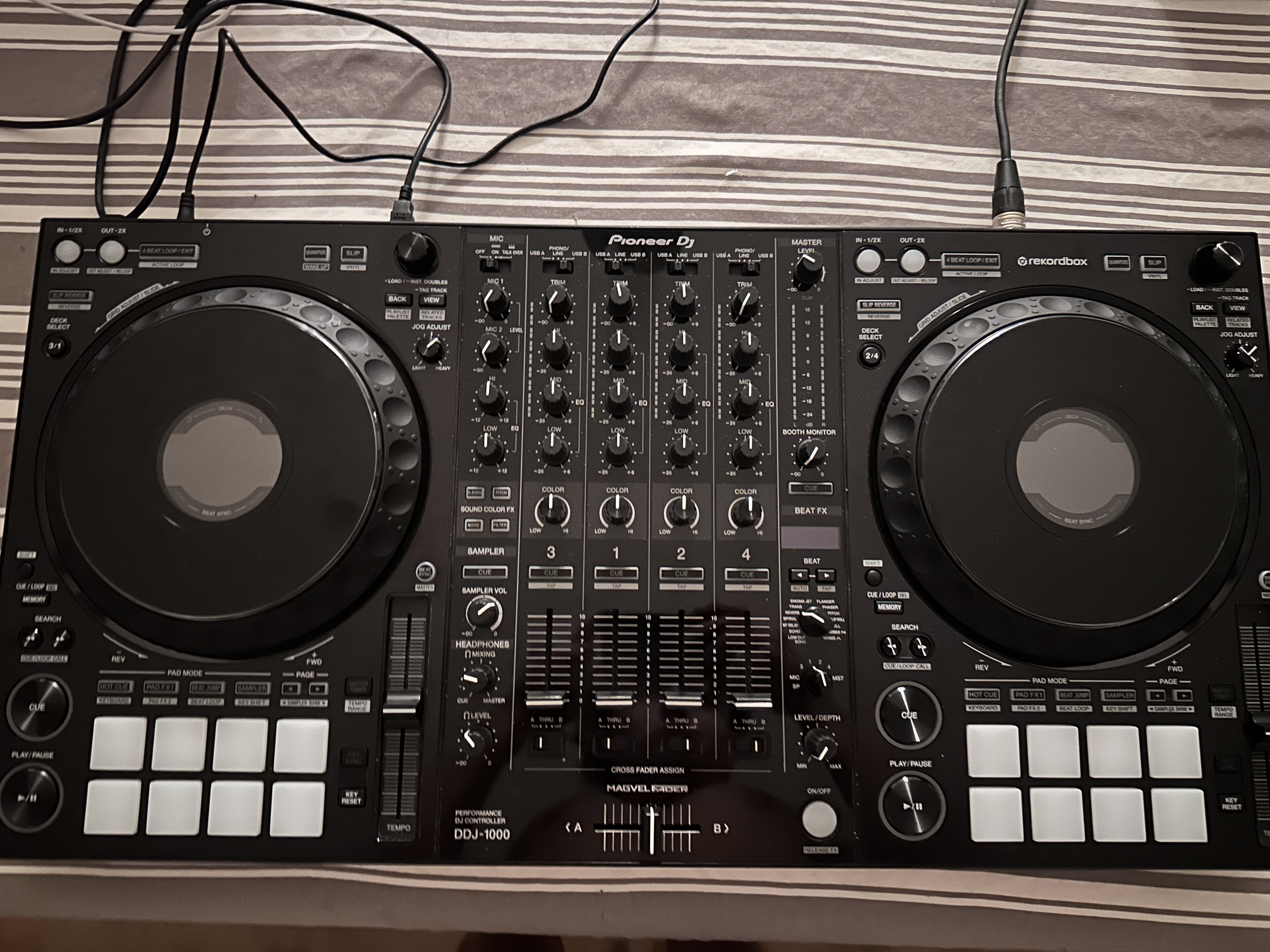 Vends Pioneer DDJ-1000 + 2 enceintes Electro-Voice ЕKX-15P