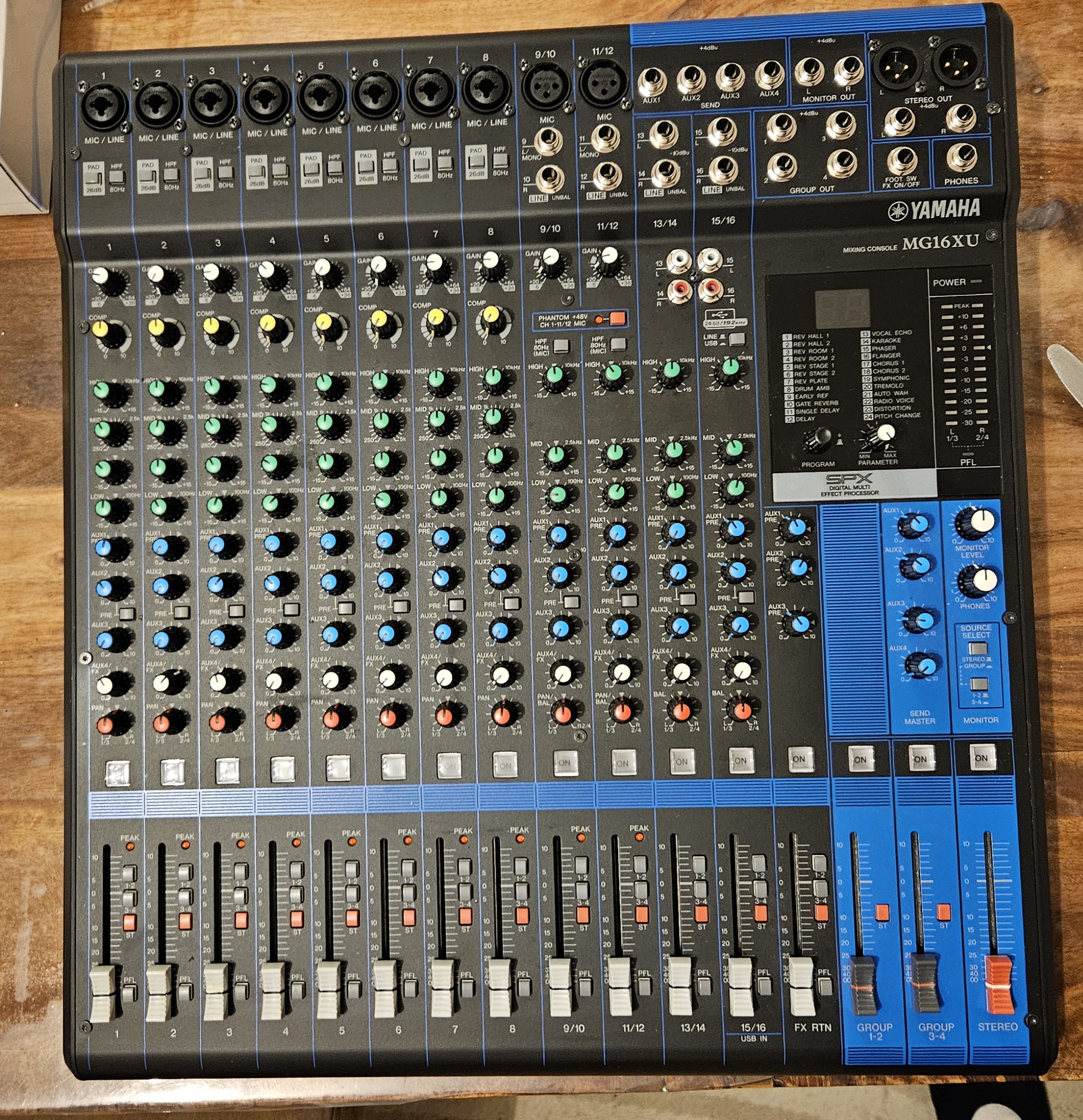 TABLE DE MIXAGE/CONSOLE  YAMAHA MG16XU 