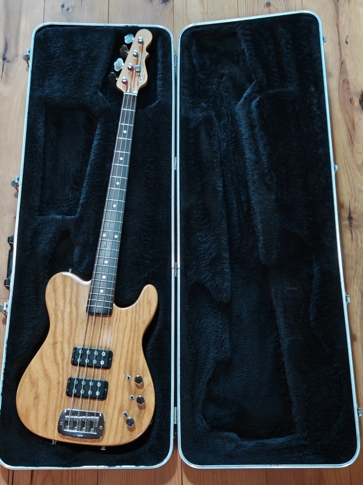 G&L ASAT Bass USA – Swamp Ash & Palissandre – État proche du neuf + Étui Moulé
