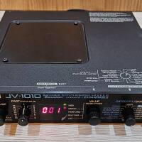 Expandeur ROLAND JV-1010 + carte d'extension JV80-08 (60s, 70s Keyboards) + 2 câbles XLR