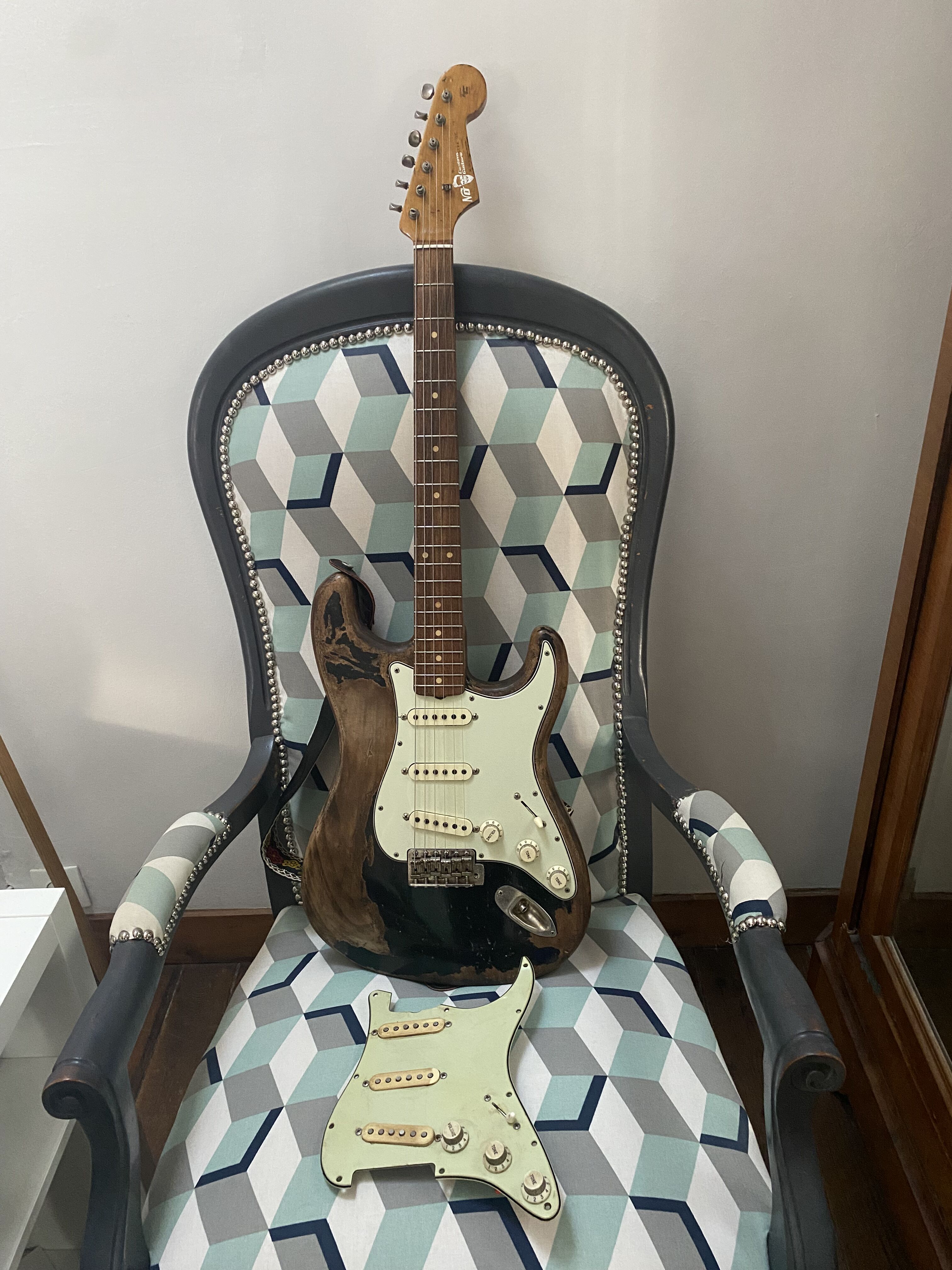 Vends plaque de strat complète typée "Black one John Mayer replica" (incluant un set de pickups Tornade MS Big Dipper)