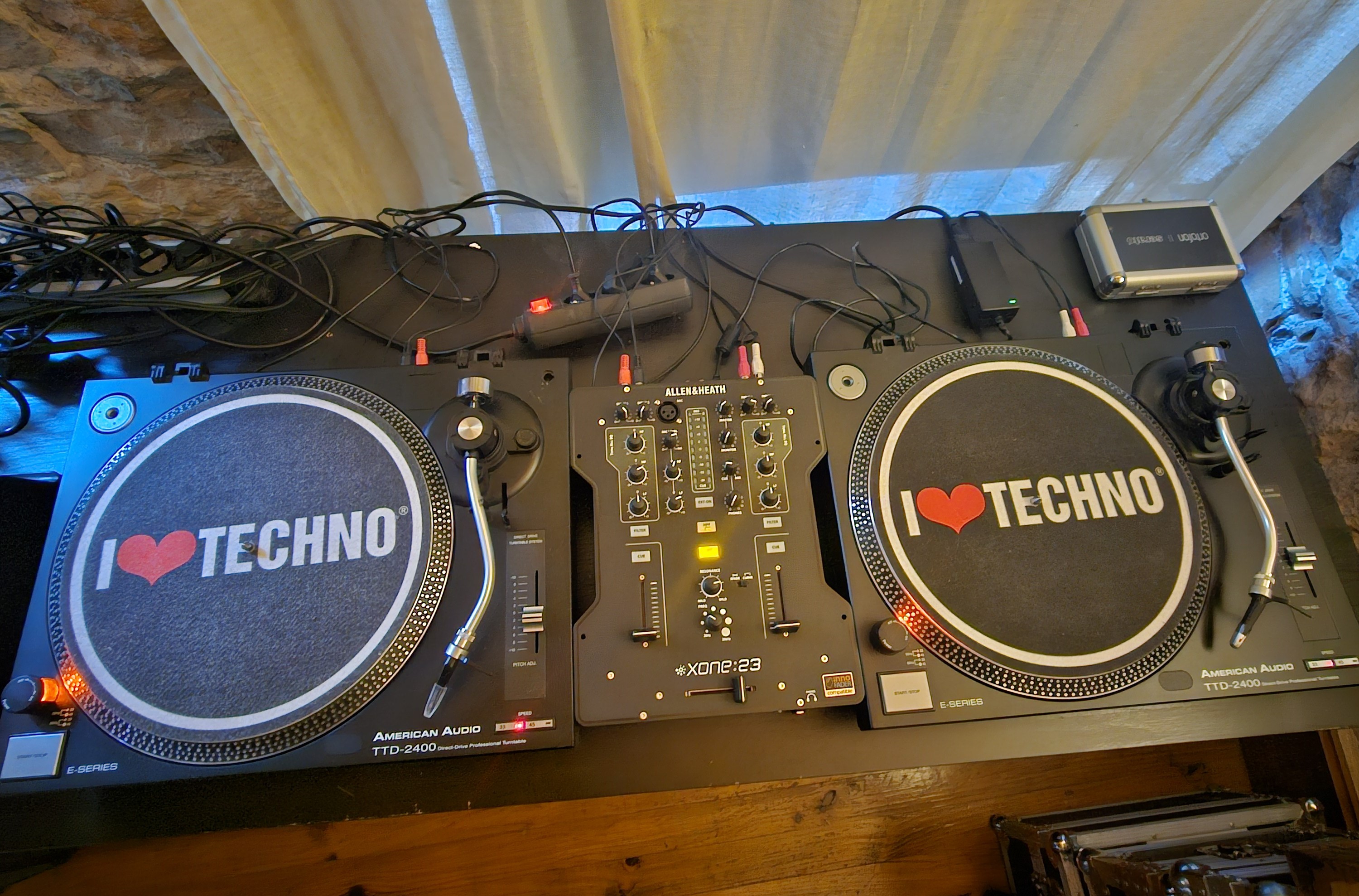 Paire de platines vinyle DJ - American Audio TTD-2400 - Avec cellules Ortofon