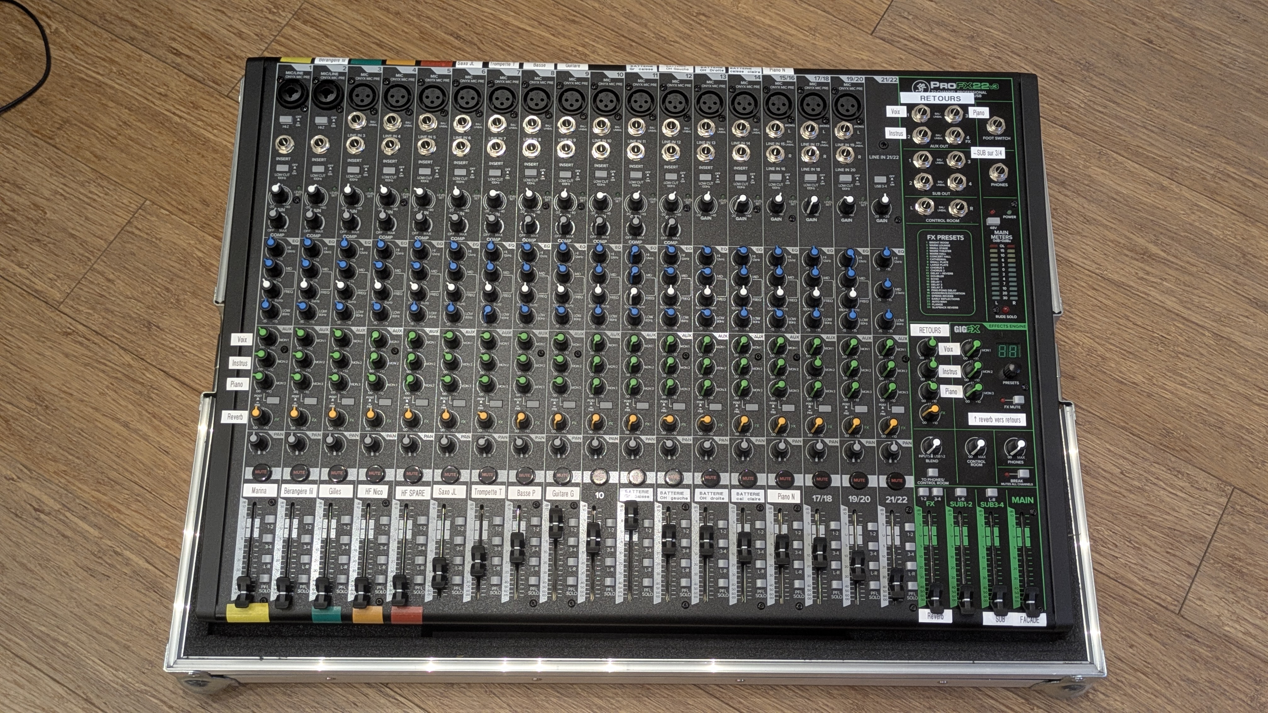 Table de mixage Mackie ProFX22 avec flightcase