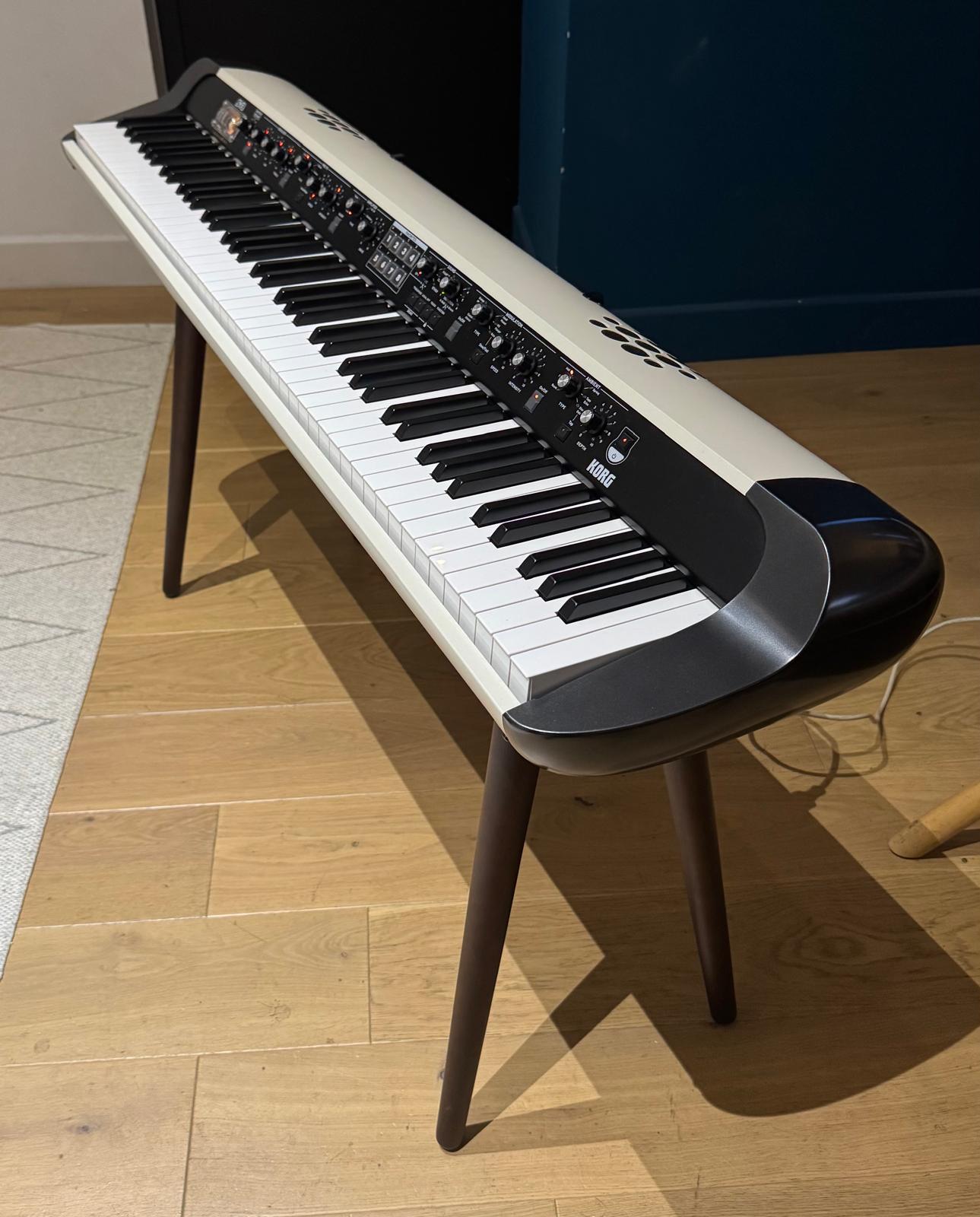 Korg SV-2S 88 comme neuf avec Stand bois Korg vintage, housse, pédale, banc inclus