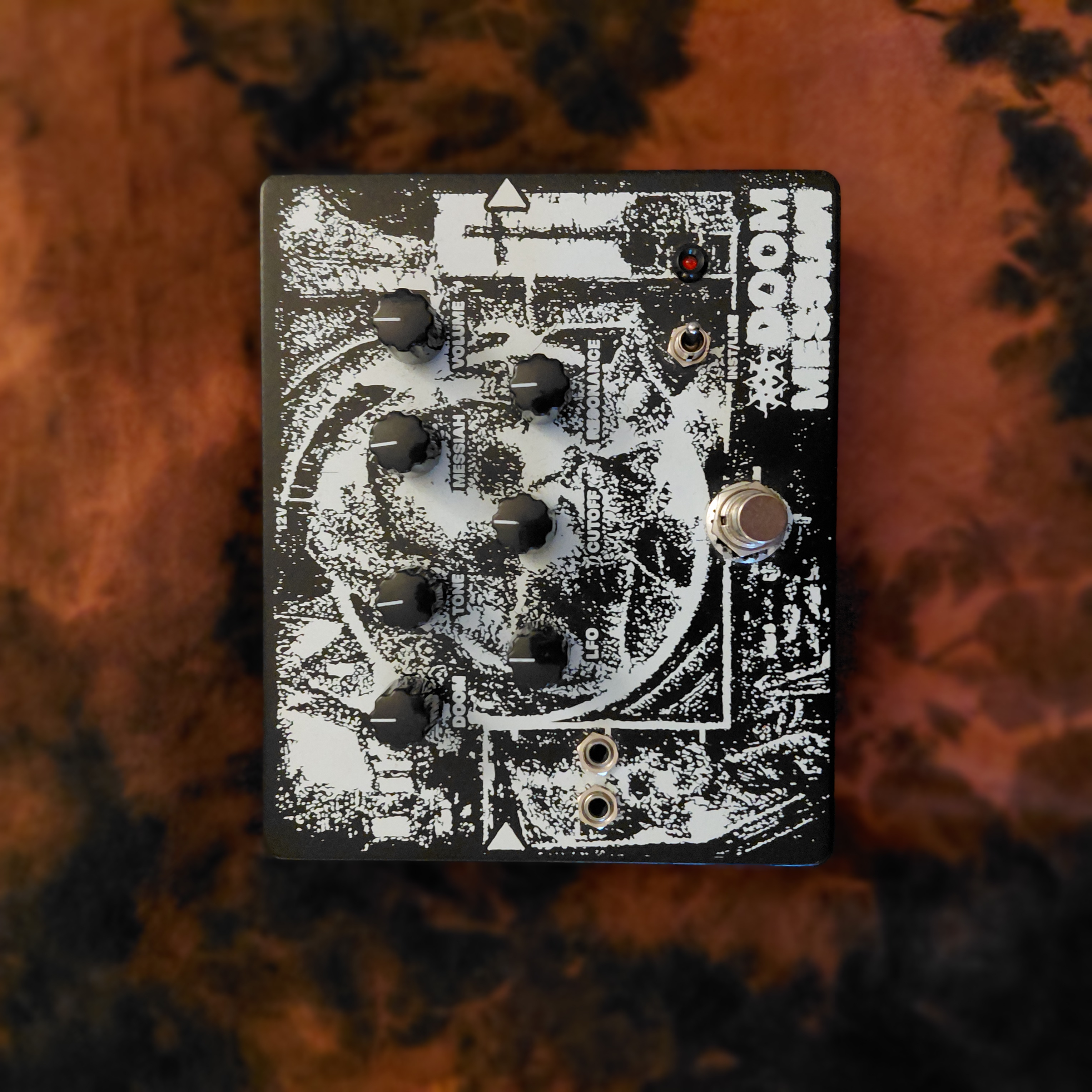 Pédale distorsion octave oscillator feedback fuzz avec LFO (marque : Colossus Audio ; pédale : Doom Messiah)