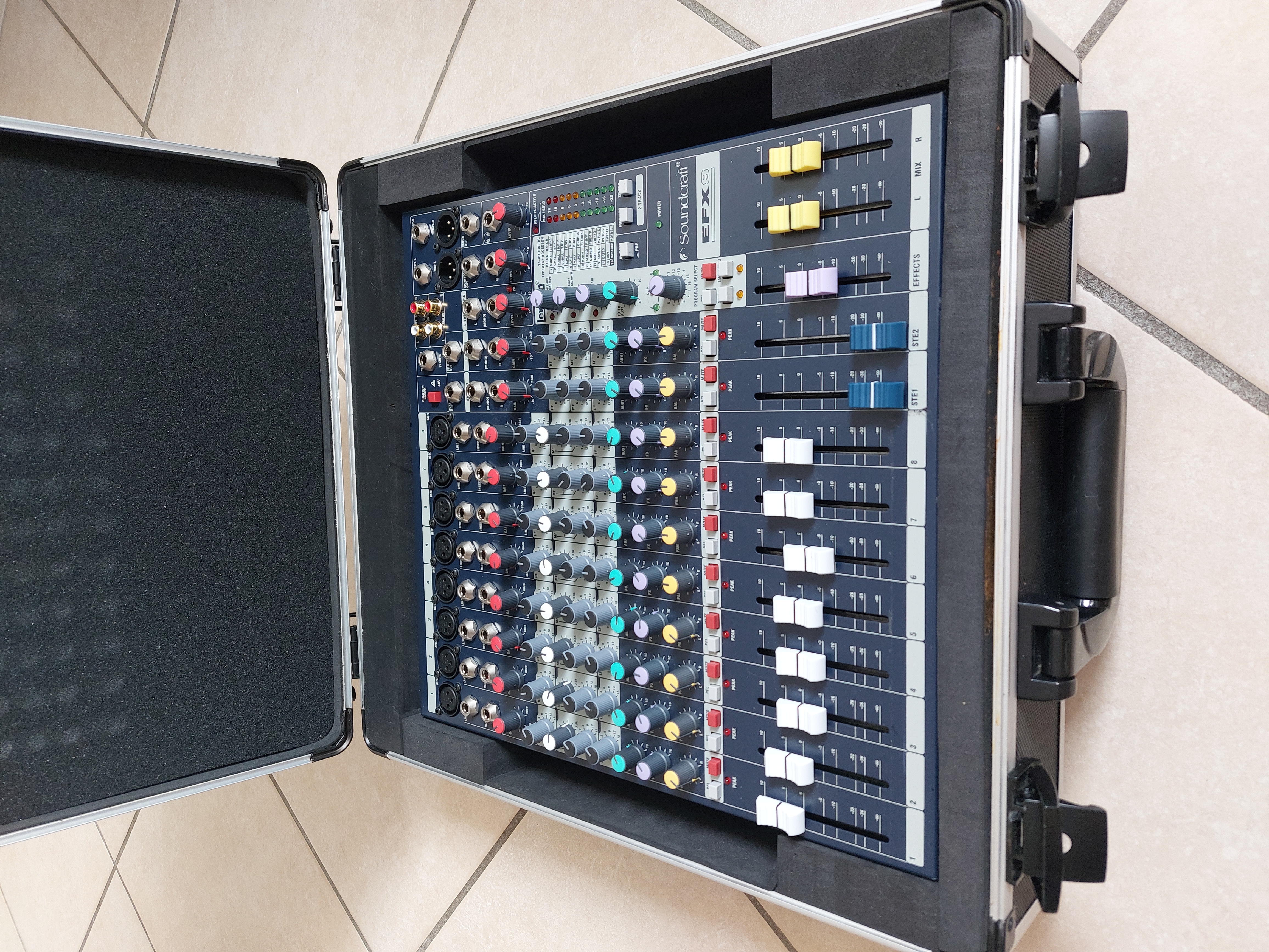 Table console de mixage Soundcraft EFX8 8 pistes excellent état + case Thomann