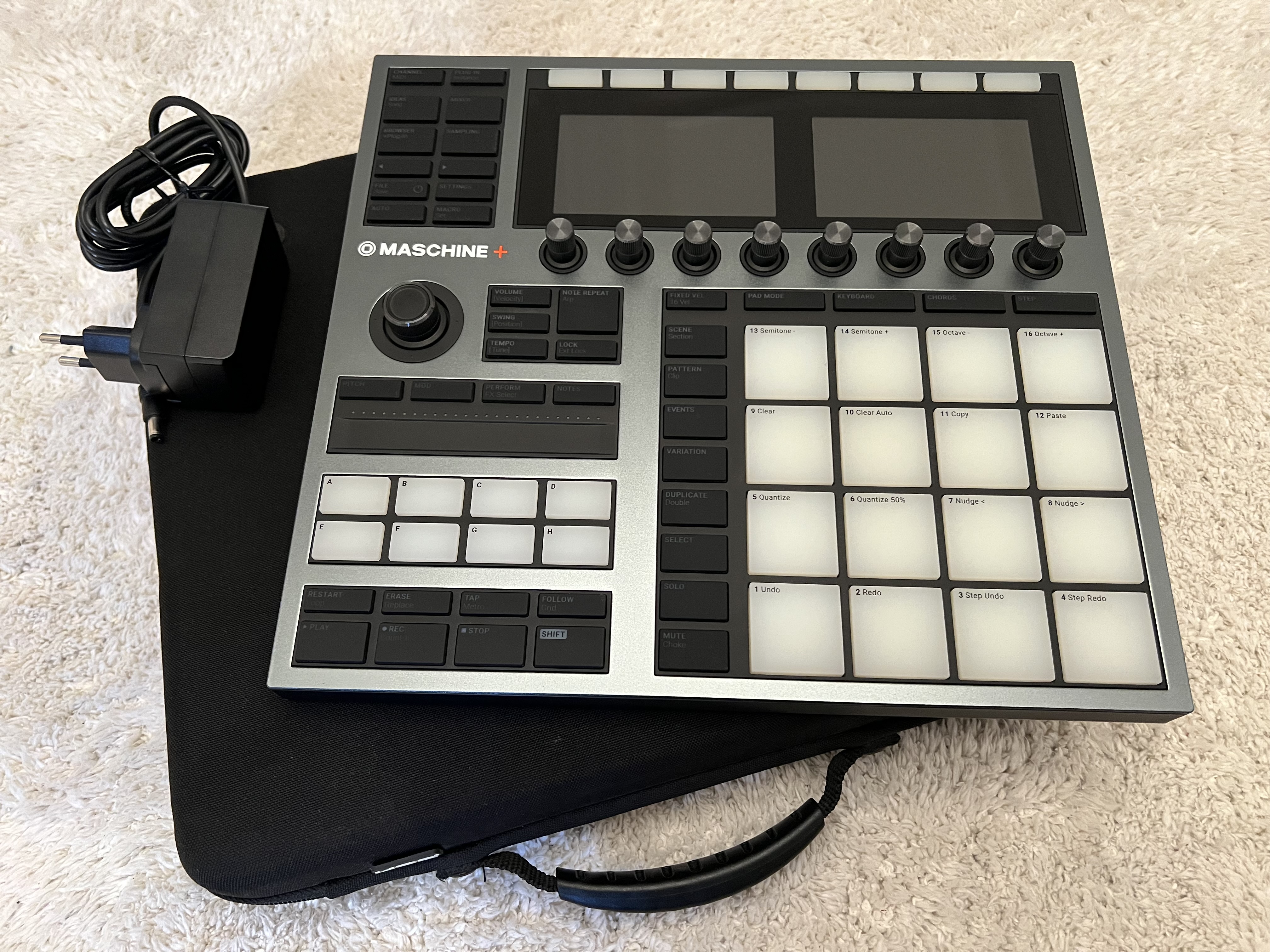 NATIVE INSTRUMENTS MASCHINE+ avec housse de transport