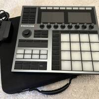NATIVE INSTRUMENTS MASCHINE+ avec housse de transport