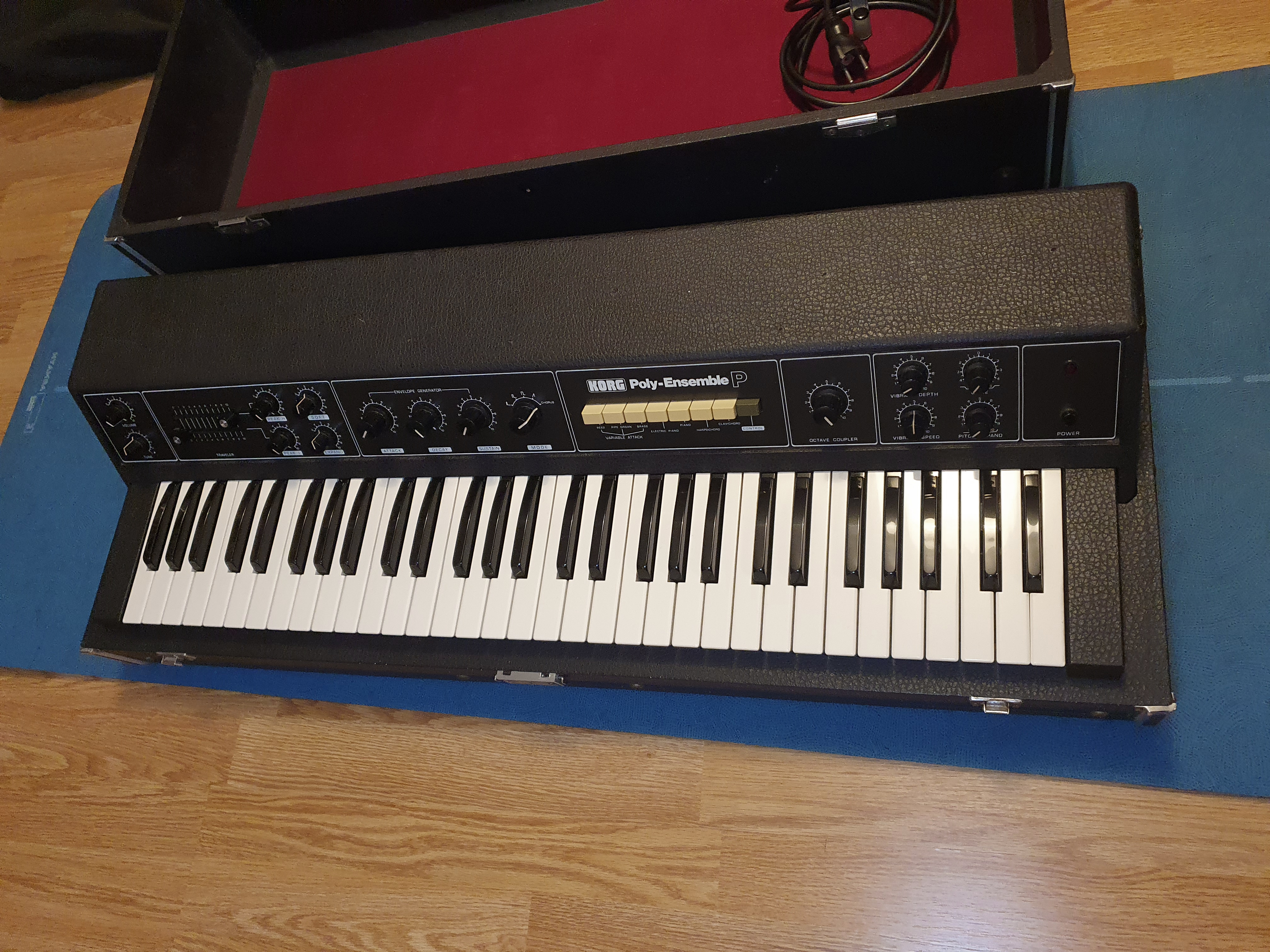 Korg PE-1000 (Synthétiseur Poly-Ensemble)