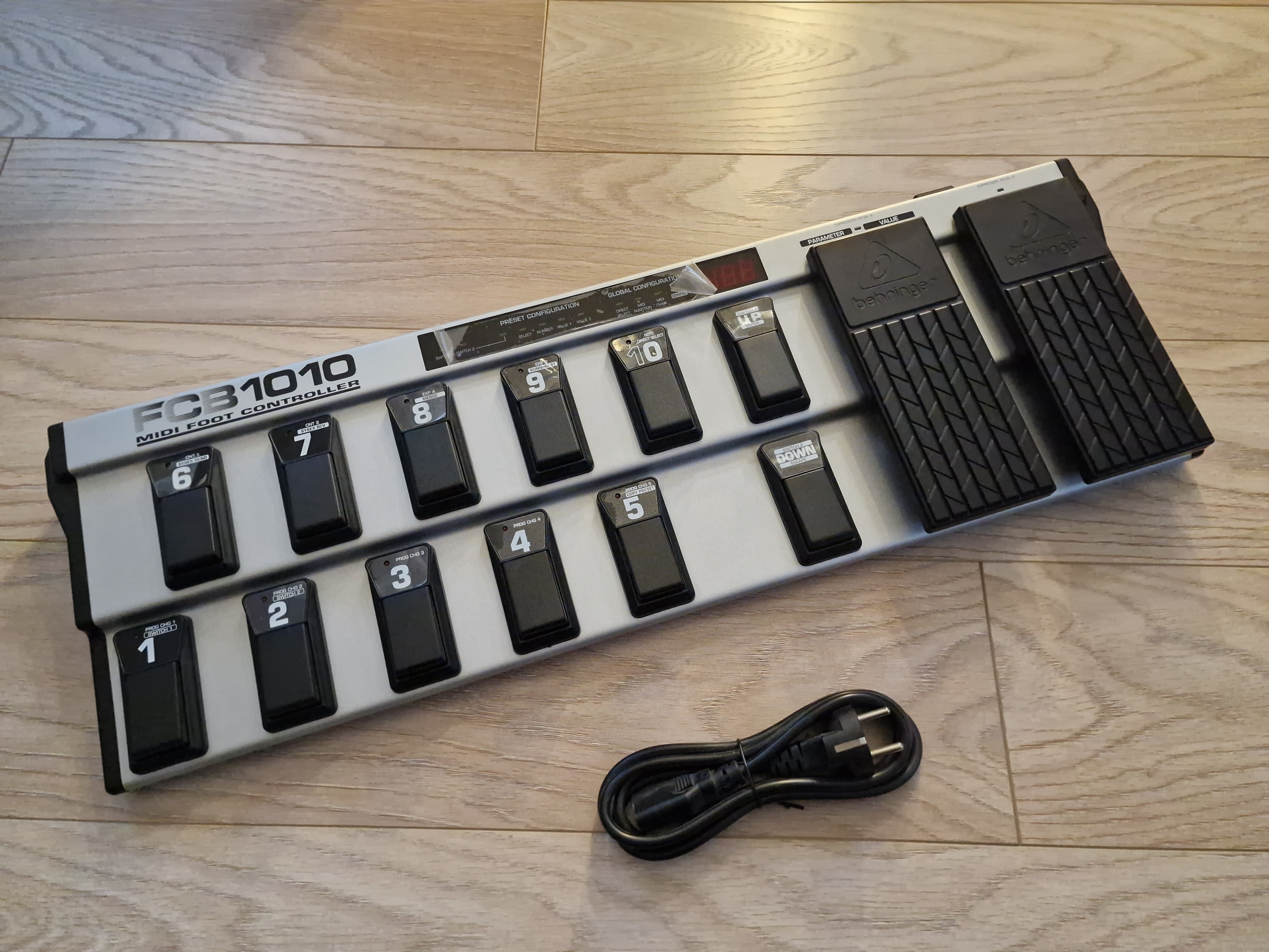 Vends pédalier MIDI Behringer FCB1010 (neuf)