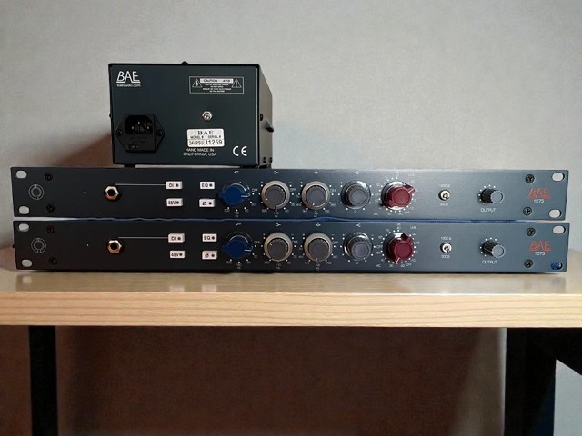 Paire stéréo BAE 1073 (format rack 19") accompagnée de son alimentation externe d'origine.