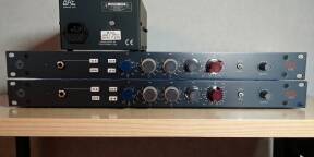 Paire stéréo BAE 1073 (format rack 19") accompagnée de son alimentation externe d'origine.