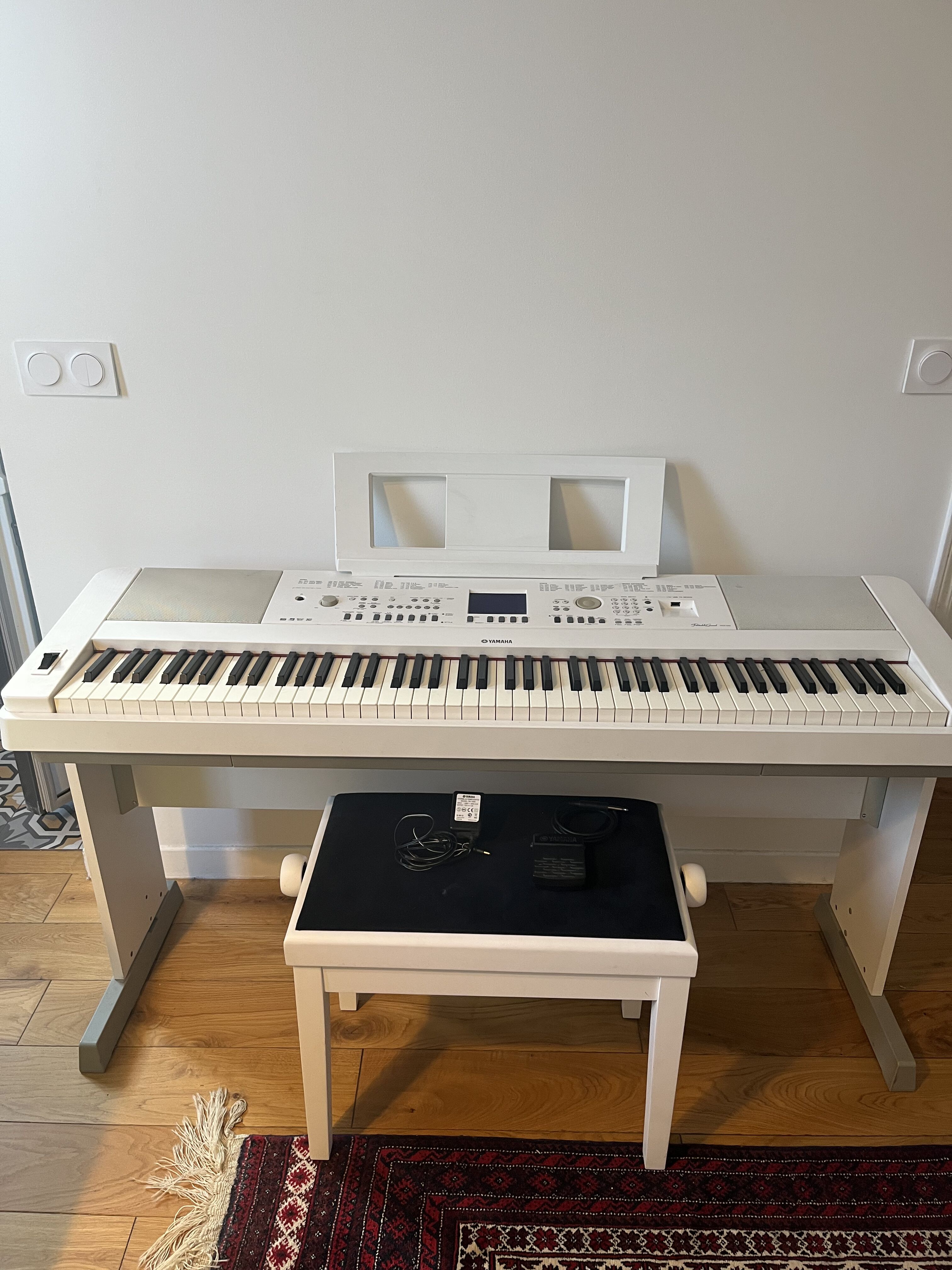 Vends Yamaha DGX-650 2010s - Blanc