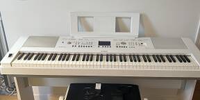 Vends Yamaha DGX-650 2010s - Blanc
