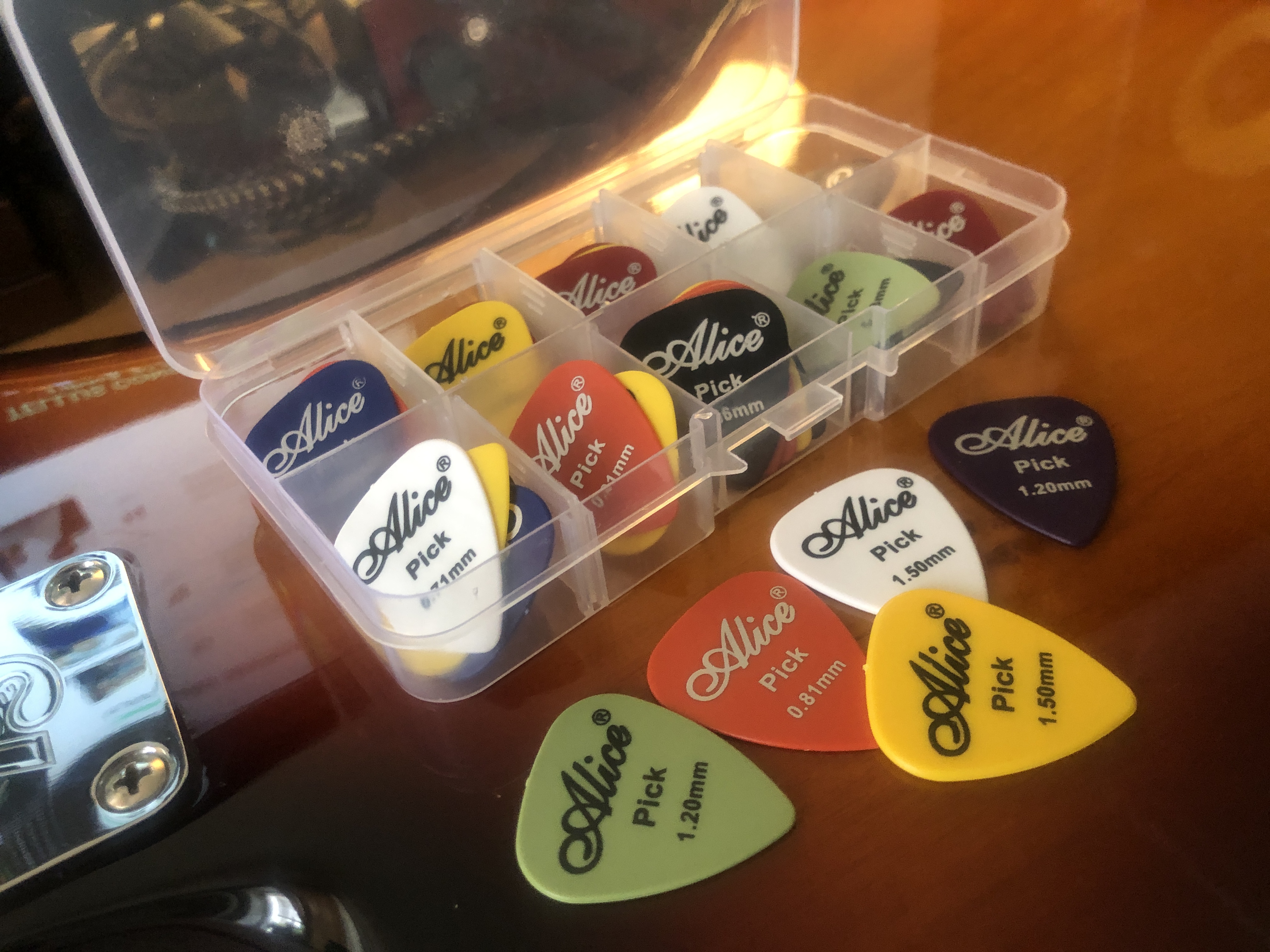 Lot de 30 médiators pour guitare ou basse électrique / acoustique avec boîte de rangement.