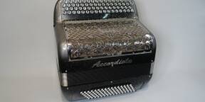 Vends accordéon Accordiola Carbone 96 basses, 4 voix, double boite de résonnance (flute et basson)