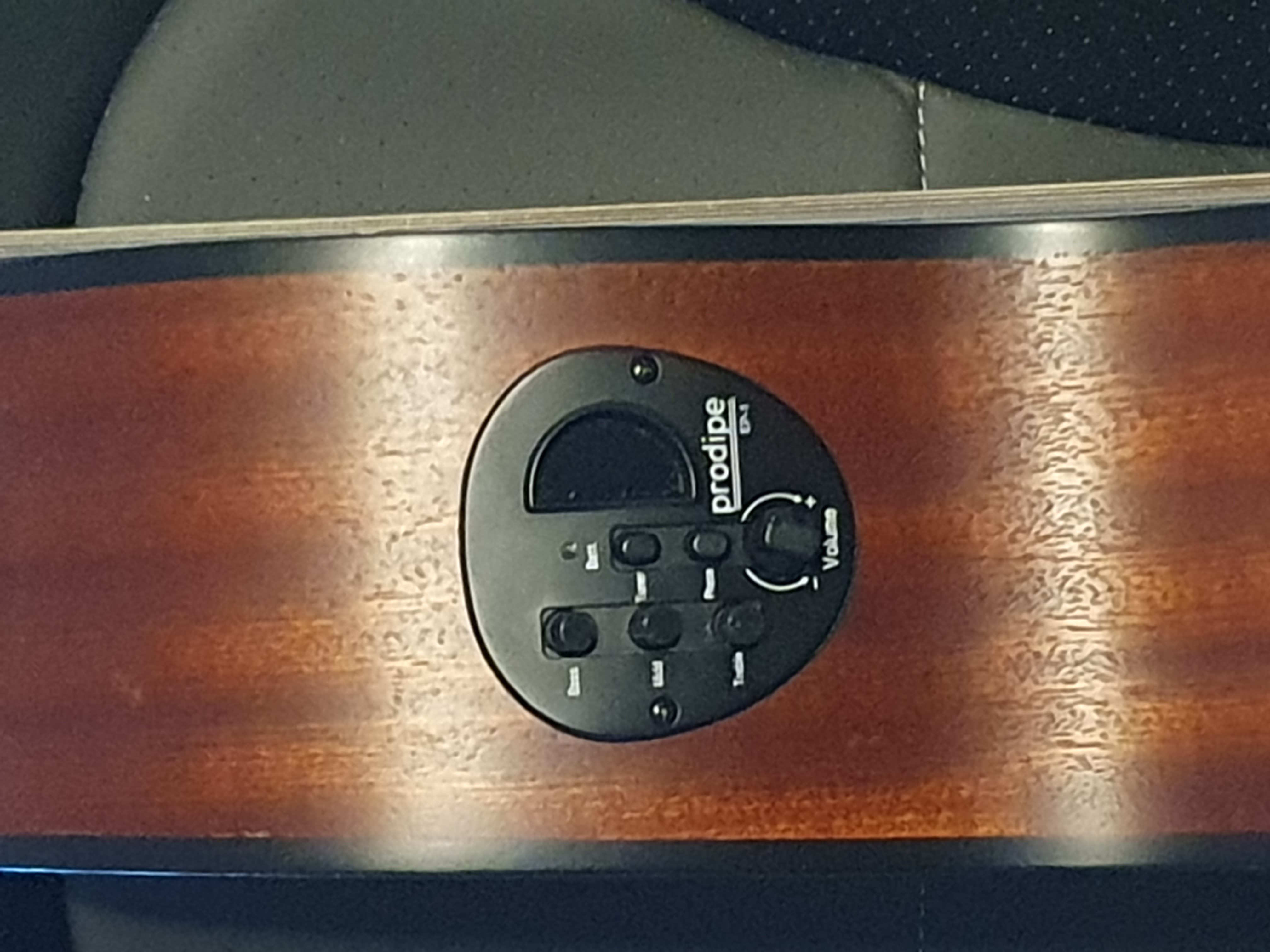 Vends guitare Nylon éléctro acoustique