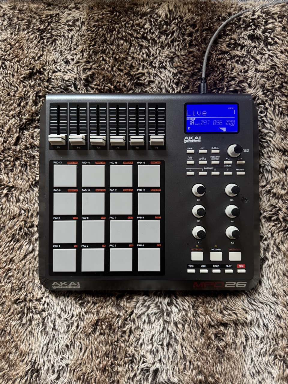 Vends Akai MPD26 + boite