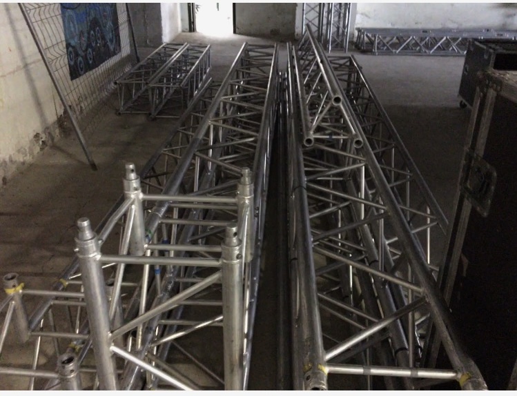 Vends STRUCTURE CARREE 400 (QUICKTRUSS Milos / M390 - QUATRO) + STRUCTURE 300 TRIANGLE