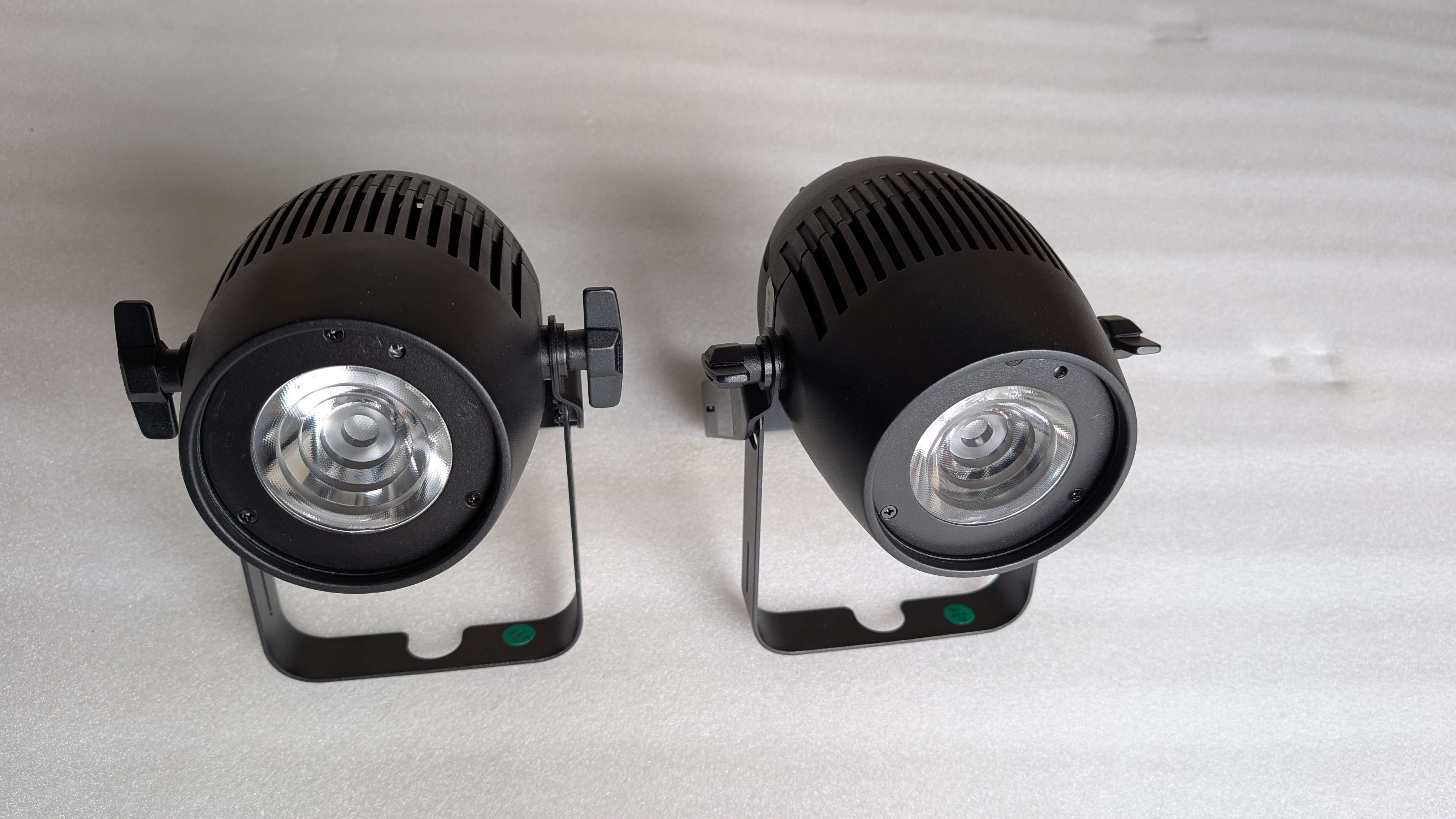 Vends 2 projecteurs Cameo Q-Spot 40 RGBW Black en très bon état