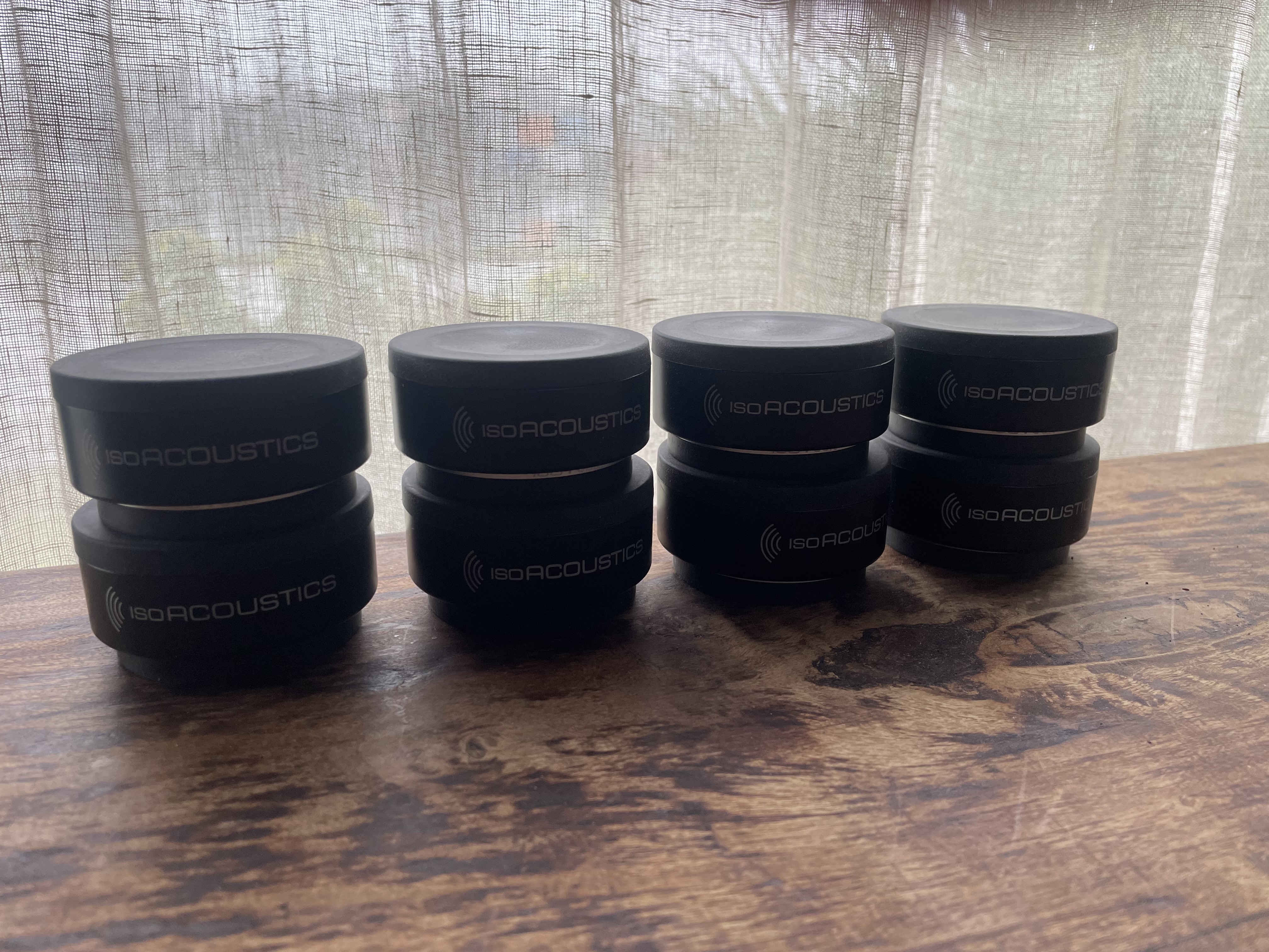 8 pucks isoacoustics 