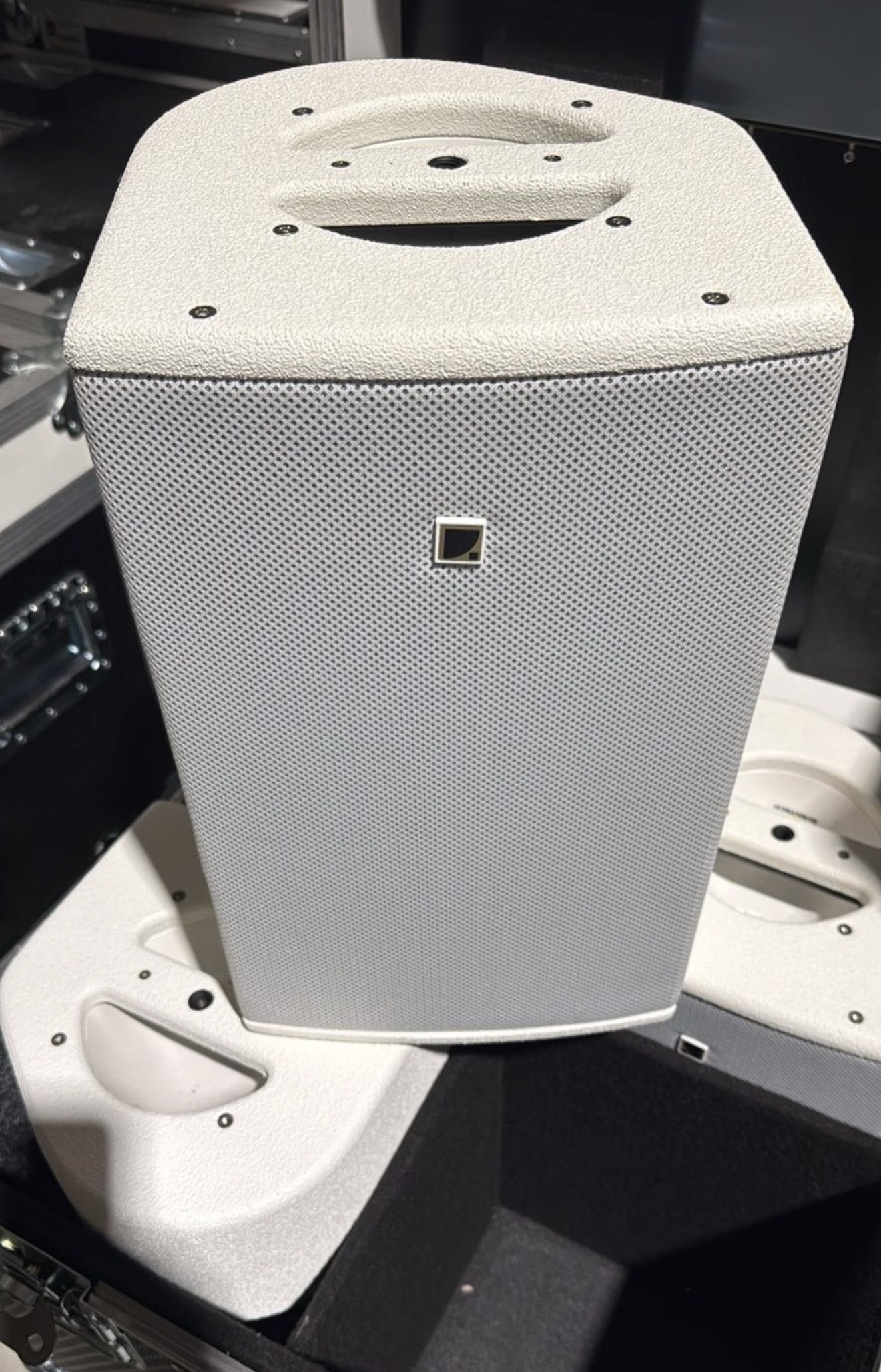 4 x8 blanche en flight case état neuf ( prix du lot) 