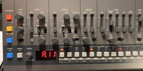 Vends JX-08 avec son stand bureau DK-01.