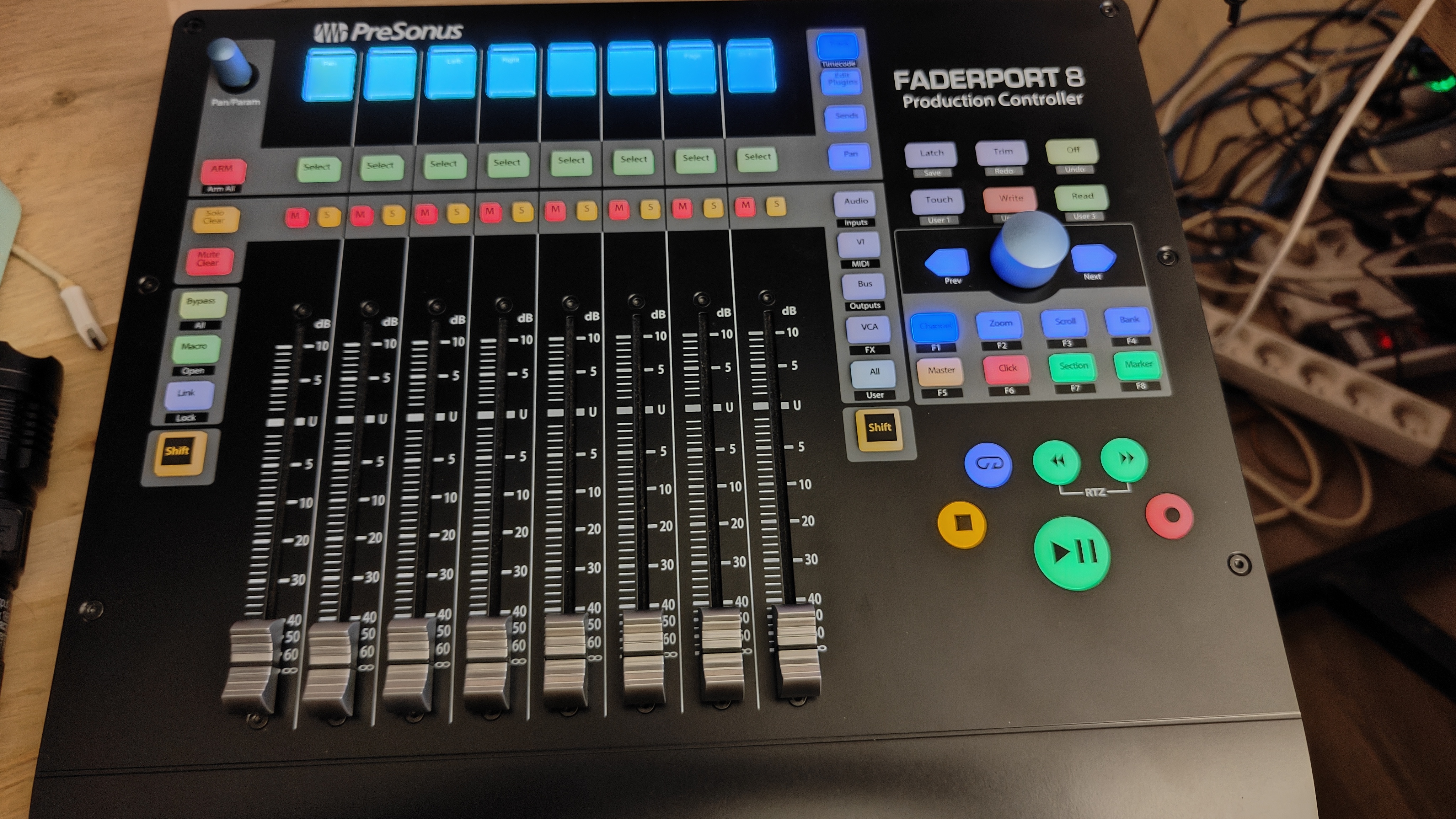 Vends Presonus Faderport 8 avec extension de garantie jusqu'au 30/11/2028