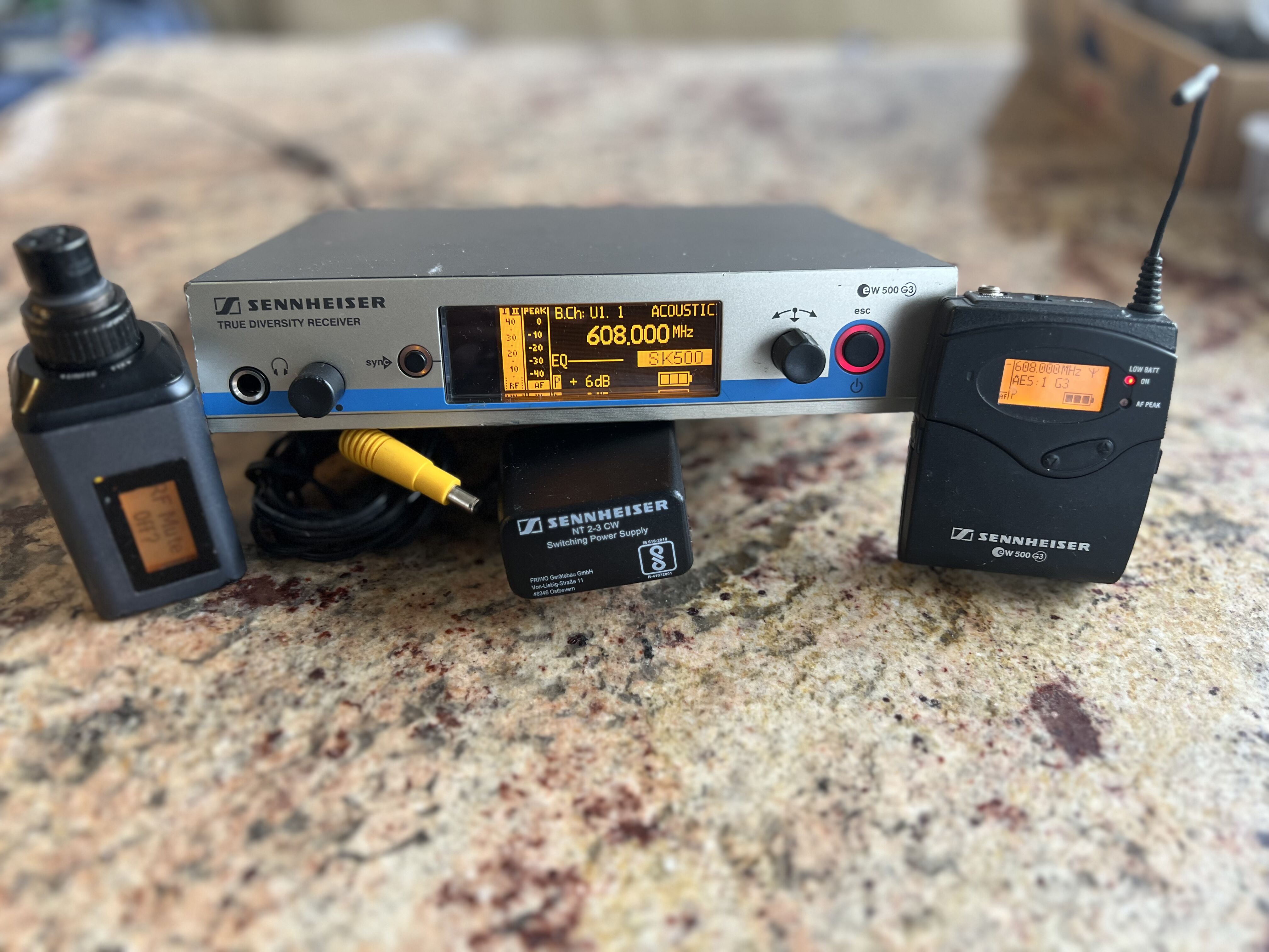 1 ENSEMBLE HF EMETEUR pour MICRO CRAVATE + PLUG-IN en XLR.