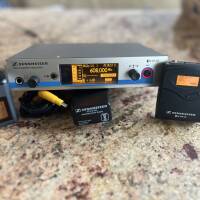 L'ENSEMBLE RÉCEPTEUR HF + ÉMETTEUR eW 500 + PLUG-IN en XLR.