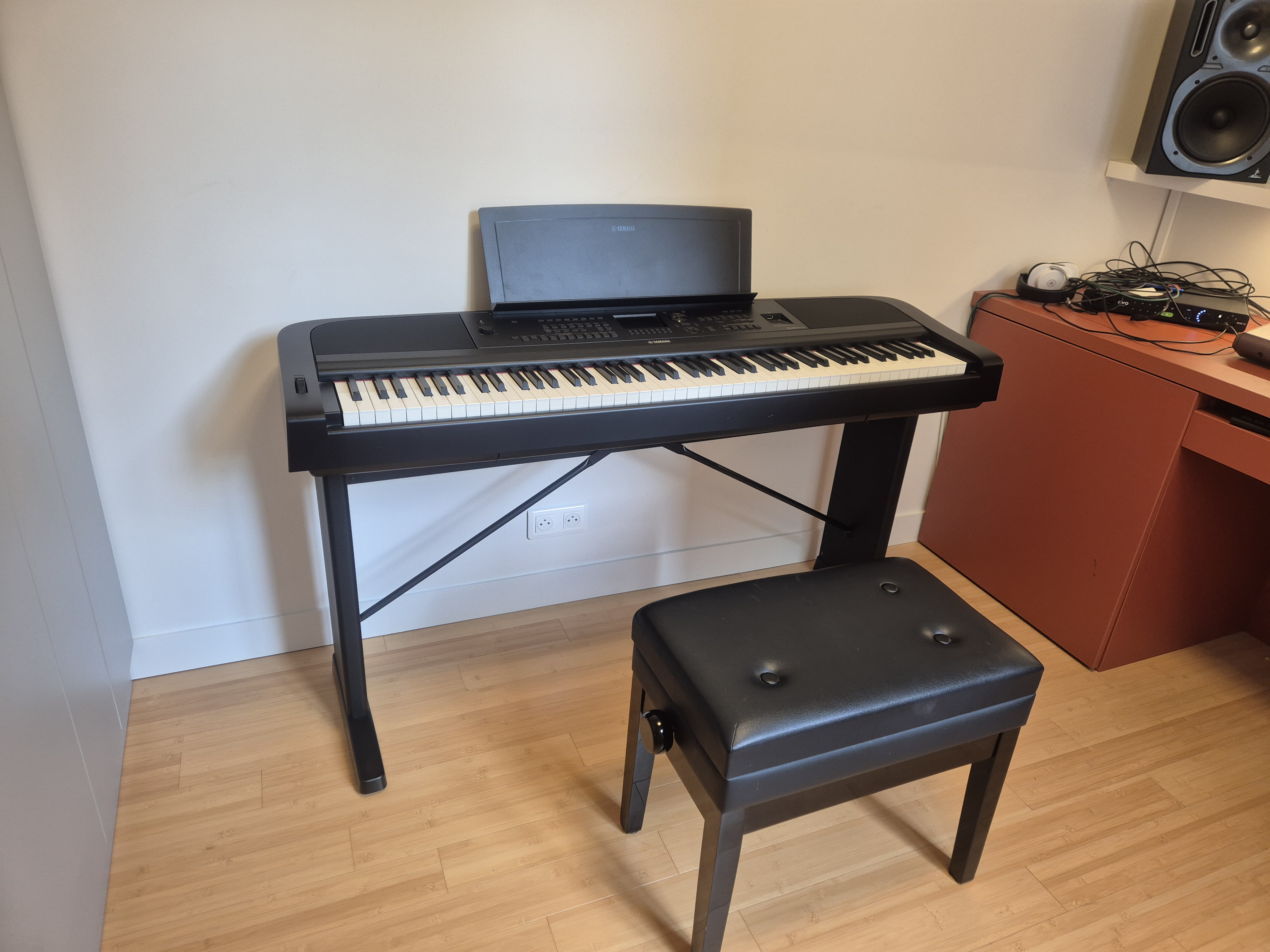 Yamaha DGX-670 Piano Numérique et stand en bois - État Nickel 