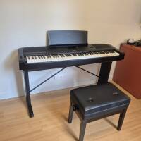 Yamaha DGX-670 Piano Numérique et stand en bois - État Nickel