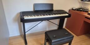 Yamaha DGX-670 Piano Numérique et stand en bois - État Nickel