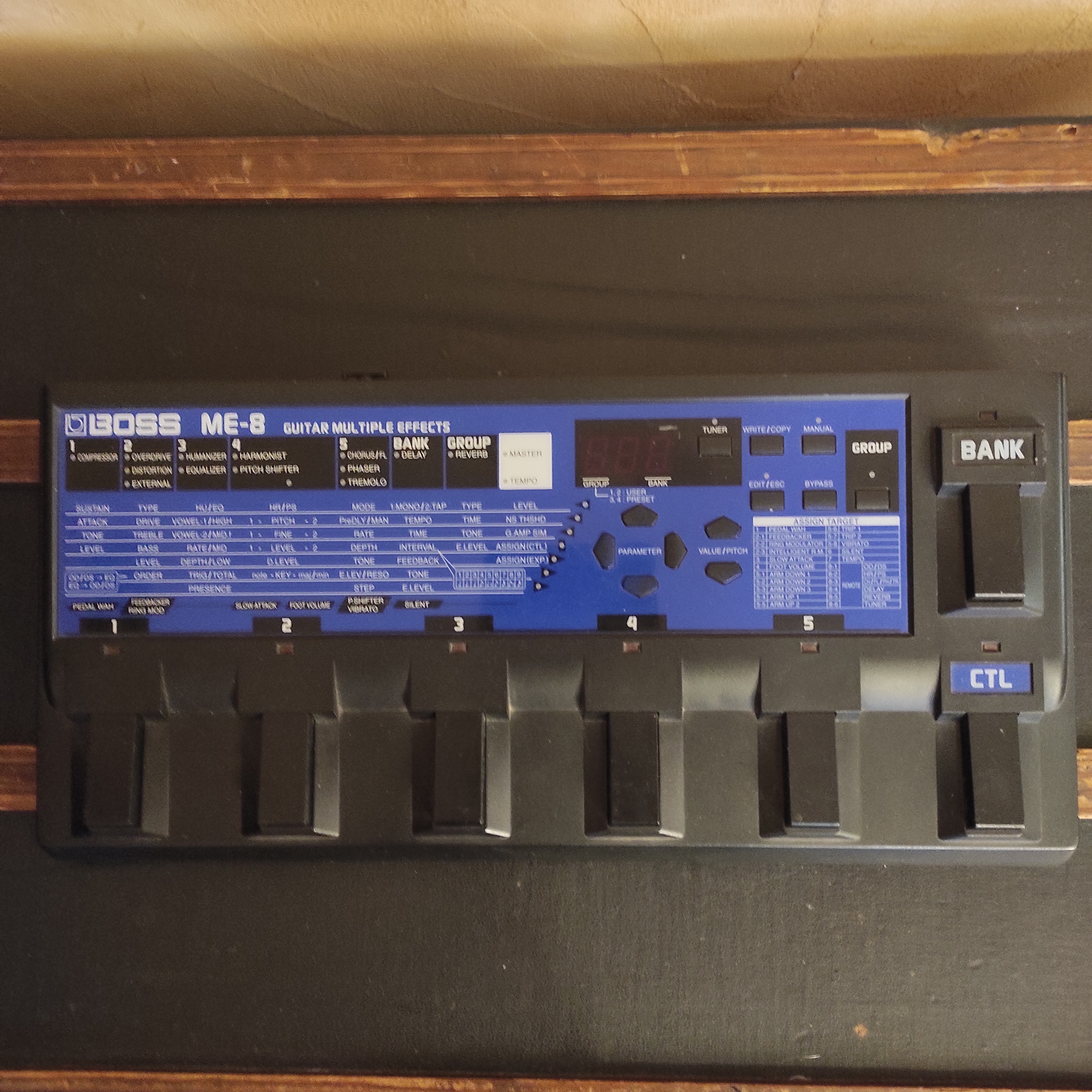 Vends Pédalier Multi-effets Boss ME8 (avec alim.). Bon état.