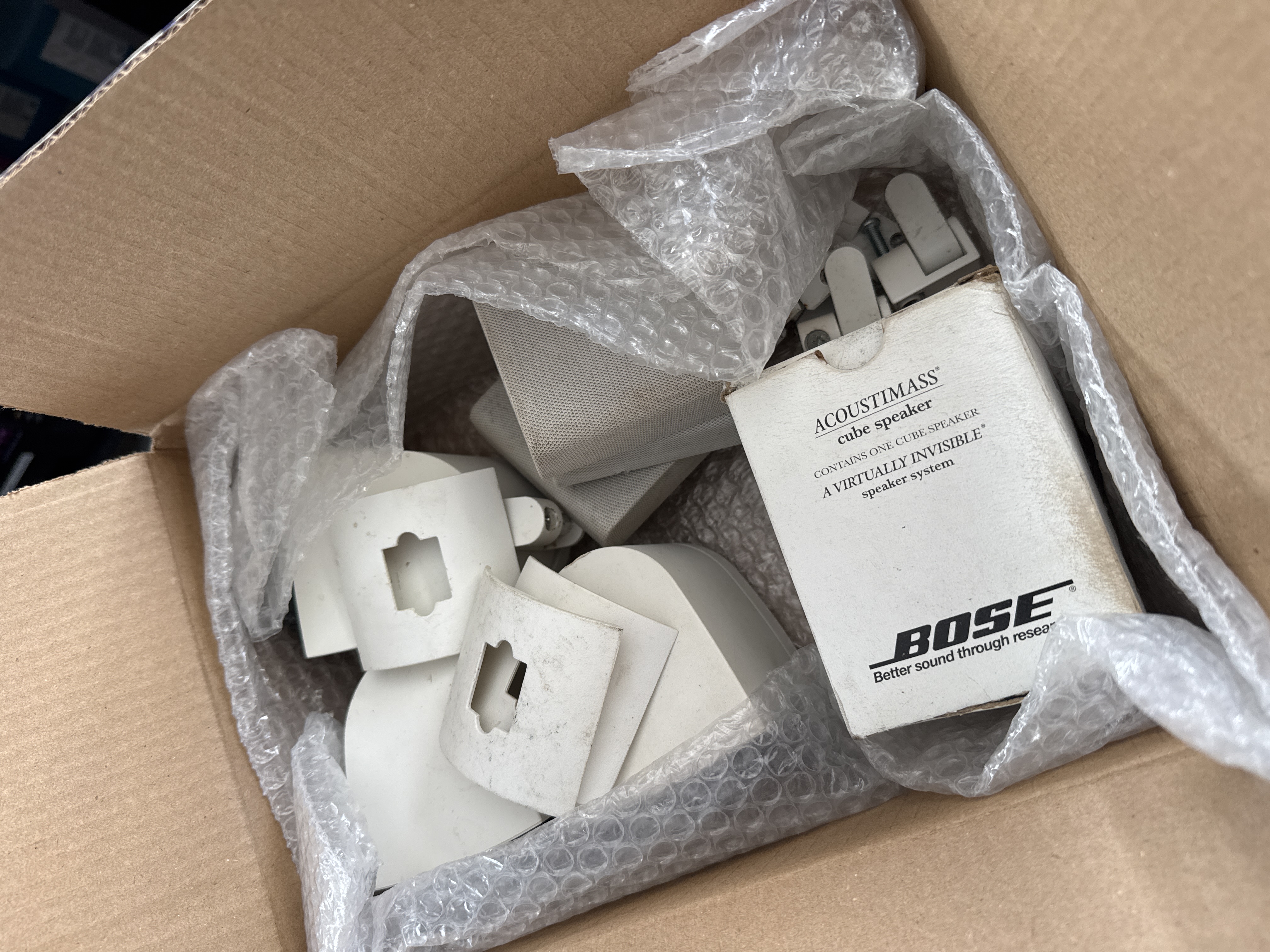 Vends 4 cube speaker acoustimass Bose 