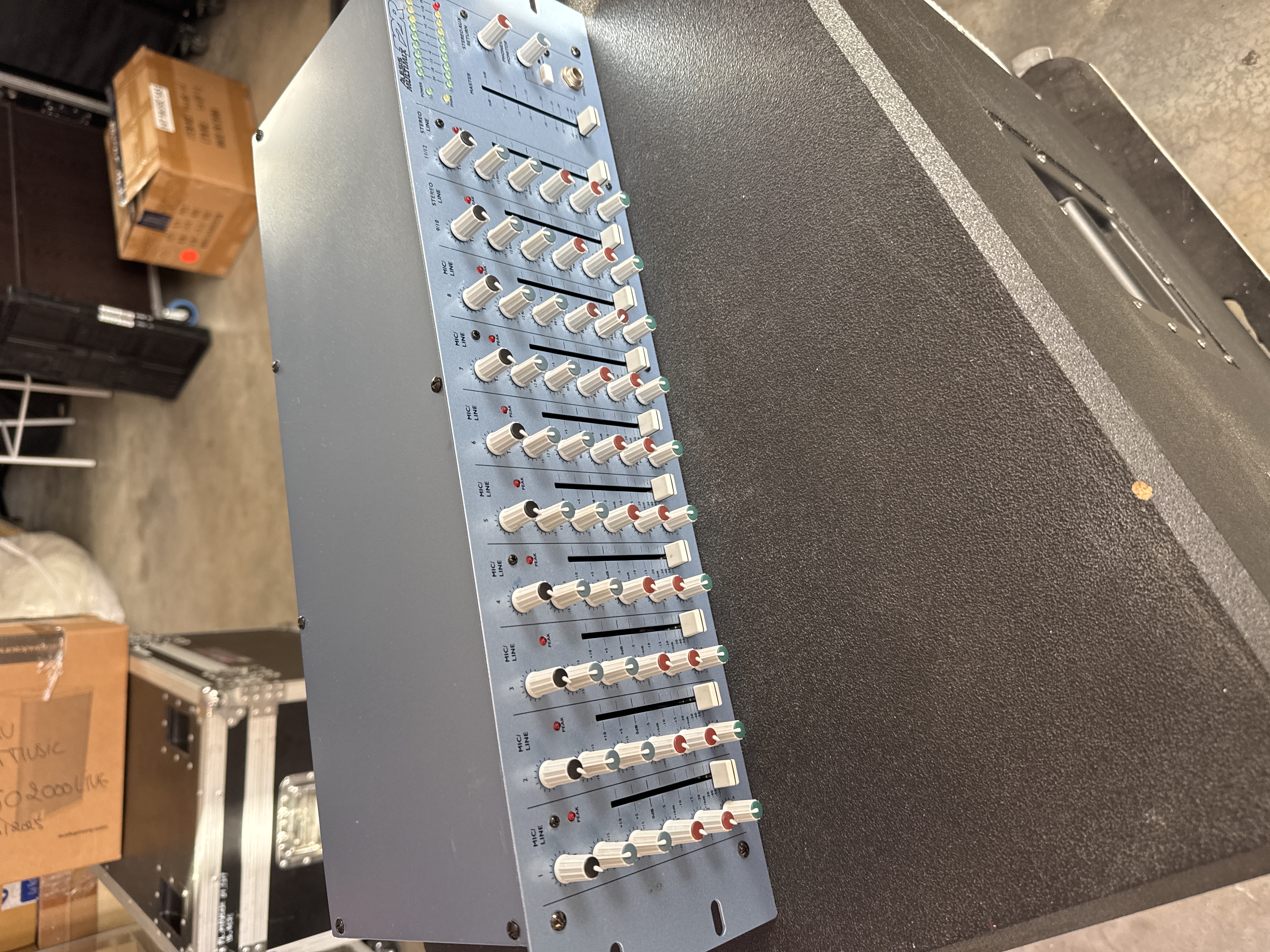 Vends Alesis Multimix12R