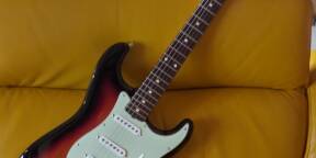 Fender Stratocaster Vintera II 3TS en état neuf améliorée