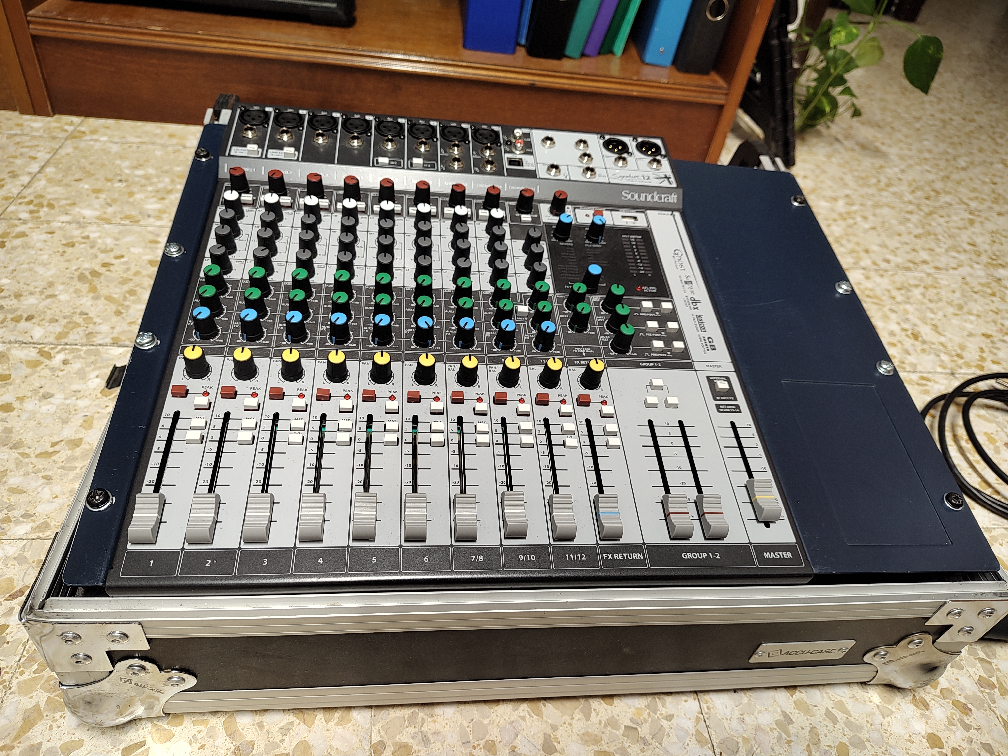 Table Soundcraft Signature 12 MTK + Flightcase