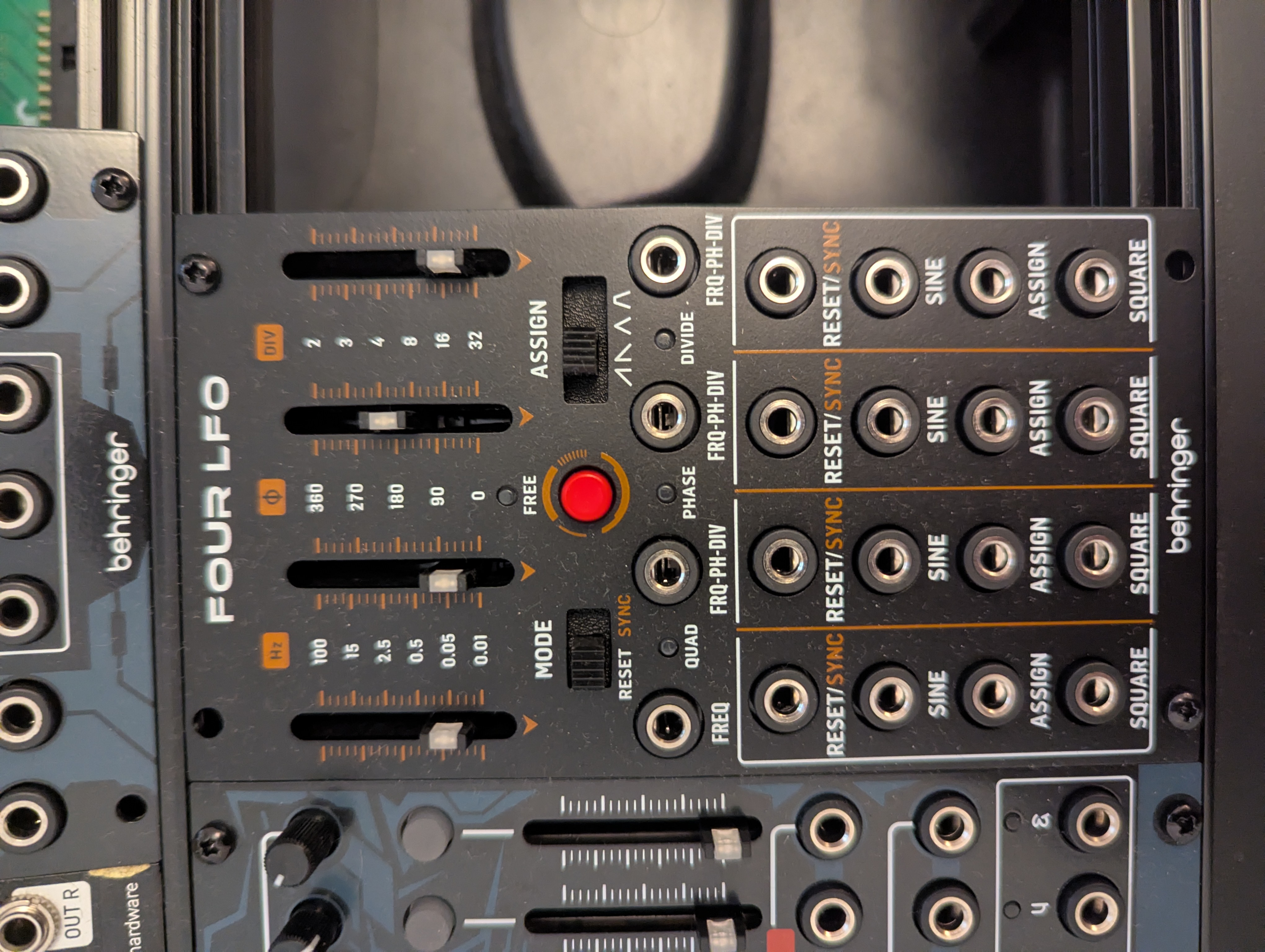 Vends Behringer Four LFO