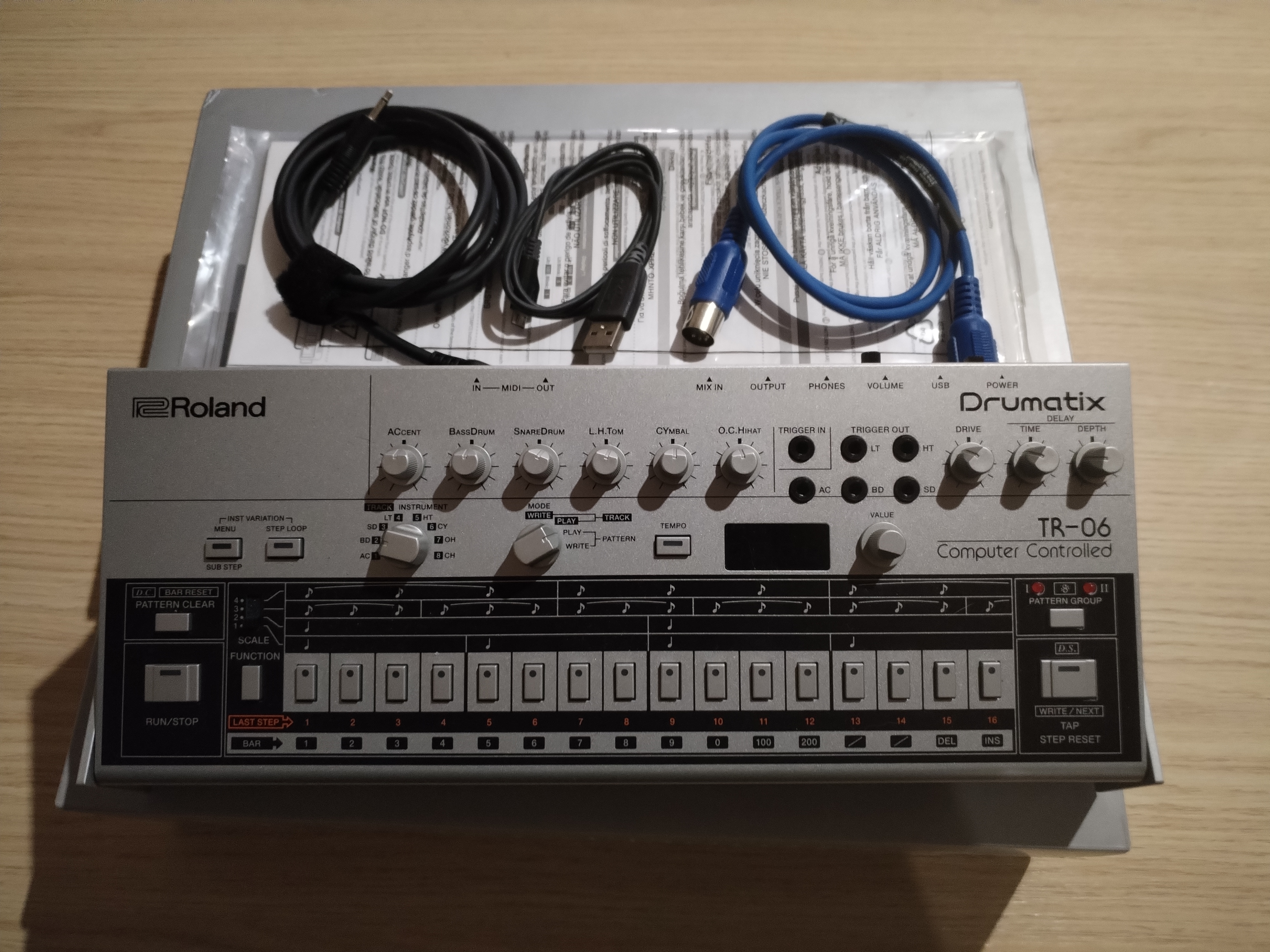 Vend Roland TR-06 Drumatrix