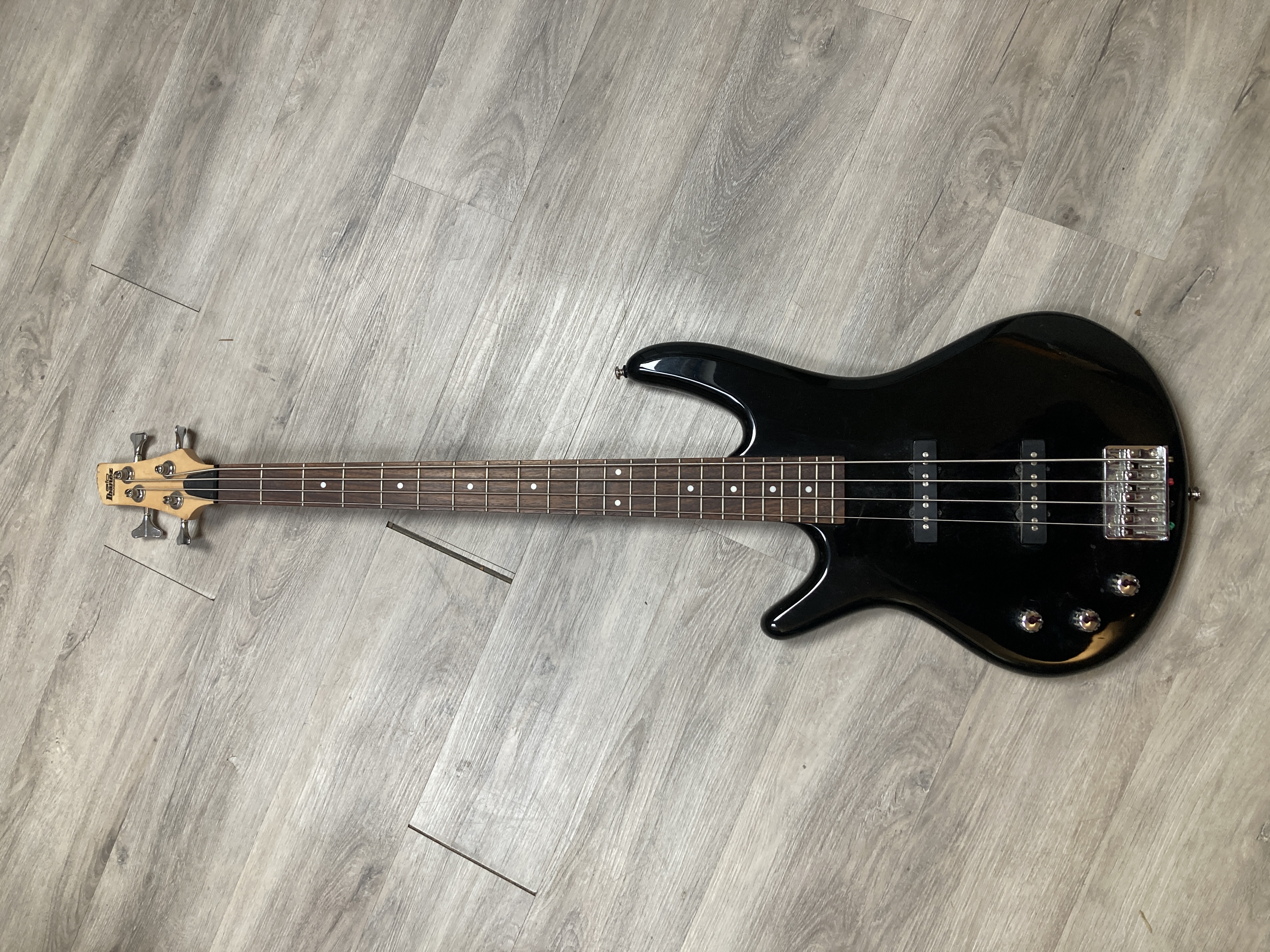 Basse Ibanez Gio Soundgear Gaucher
